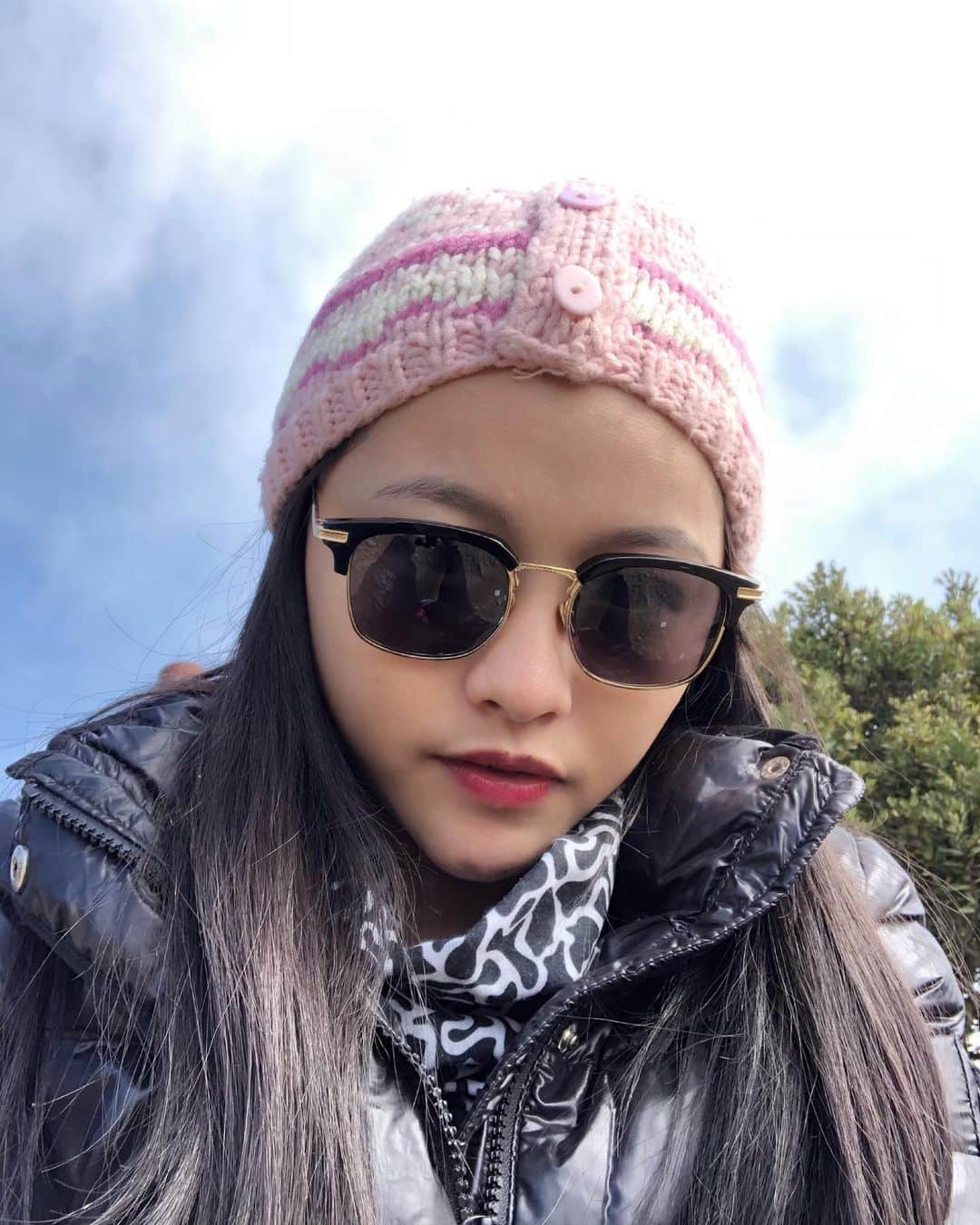 ロナ・アングラエニのインスタグラム：「Di gunung pun tetep narsis.. emang cewe tuh ckck 😌 #gununggede #anakgunung #pendakicantik」