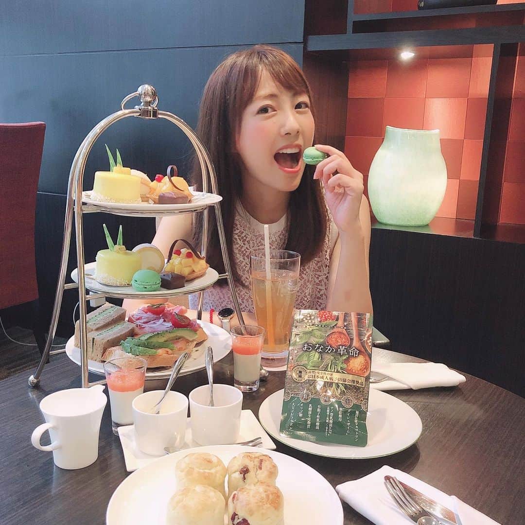 うえむらちかのインスタグラム：「実はわたし、山根くん並みに壊しやすいお腹の持ち主なんです笑﻿ ﻿ それが風邪をひきやすかったり、不健康に痩せたりする原因なんじゃないかと薄々感づいてはいたのですが…﻿ ﻿ 長年見て見ぬ振りをしてきたこのお腹をどうにかしようかと色々調べた結果💡﻿ ﻿ 腸内環境を整える﻿ ことが大事ということを知りました❣️﻿ ﻿ 免疫力の70%を腸が司るというくらい﻿ 腸を健やかに保つことが健康な身体へと繋がっていくんだと✨﻿ ﻿ いくら身体に良いものを食べたり飲んだりしても、腸が正常に働いていないと吸収されないですもんね😭﻿ ﻿ ﻿ なので私が最近試してるのが﻿ @コスメで1位を獲得してる﻿ 「おなか革命」@onakakakumei﻿ ﻿ 腸内環境に革命に必要な3ステップ☟﻿ ☑︎身体に悪い物質を 排出﻿ ☑︎腸内細菌の 補給﻿ ☑︎良い腸内環境の 育成﻿ を叶えてくれる8つの厳選素材が1粒にぎゅっと凝縮されているから、就寝前に飲むだけ🥛💊﻿ ﻿ ﻿ 健康的にボディメイクしたいし﻿ 風邪もひきにくくなりたーい❣️﻿ ﻿ 継続的に頑張るからしっかり見ててね😉✨﻿ ﻿ ﻿ #おなか革命﻿ #腸活 #腸内環境 #免疫力強化﻿ #腸内環境革命 #腸は第二の脳 #腸内環境が崩れやすい時代 #サプリメント #美容好きな人と繋がりたい  #サプリメント生活」