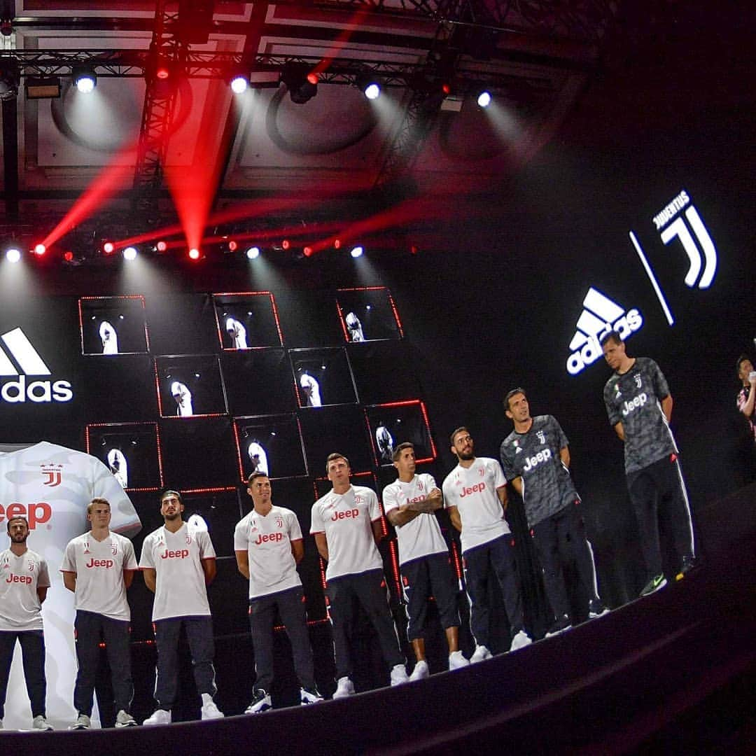 ユヴェントスFCさんのインスタグラム写真 - (ユヴェントスFCInstagram)「About yesterday's spectacular Away Kit launch in Shanghai 🔥🙌🇨🇳 #DareToCreate #MeetTheWonder #LiveAhead」7月26日 16時21分 - juventus