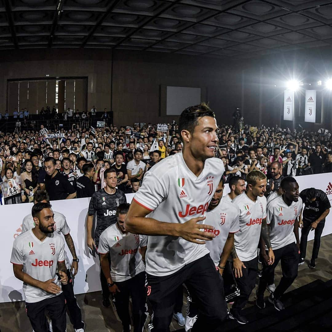 ユヴェントスFCさんのインスタグラム写真 - (ユヴェントスFCInstagram)「About yesterday's spectacular Away Kit launch in Shanghai 🔥🙌🇨🇳 #DareToCreate #MeetTheWonder #LiveAhead」7月26日 16時21分 - juventus