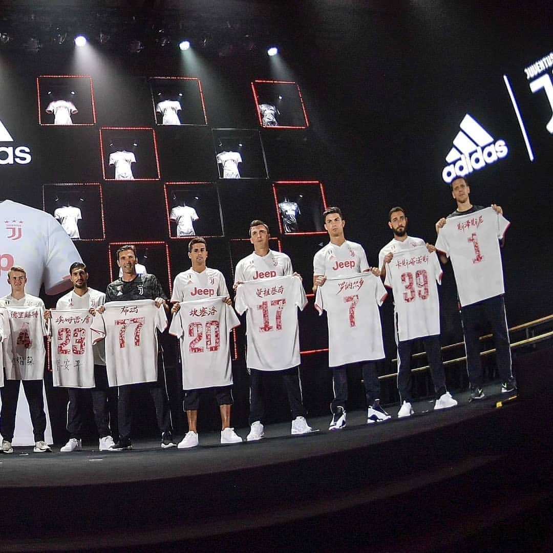 ユヴェントスFCさんのインスタグラム写真 - (ユヴェントスFCInstagram)「About yesterday's spectacular Away Kit launch in Shanghai 🔥🙌🇨🇳 #DareToCreate #MeetTheWonder #LiveAhead」7月26日 16時21分 - juventus