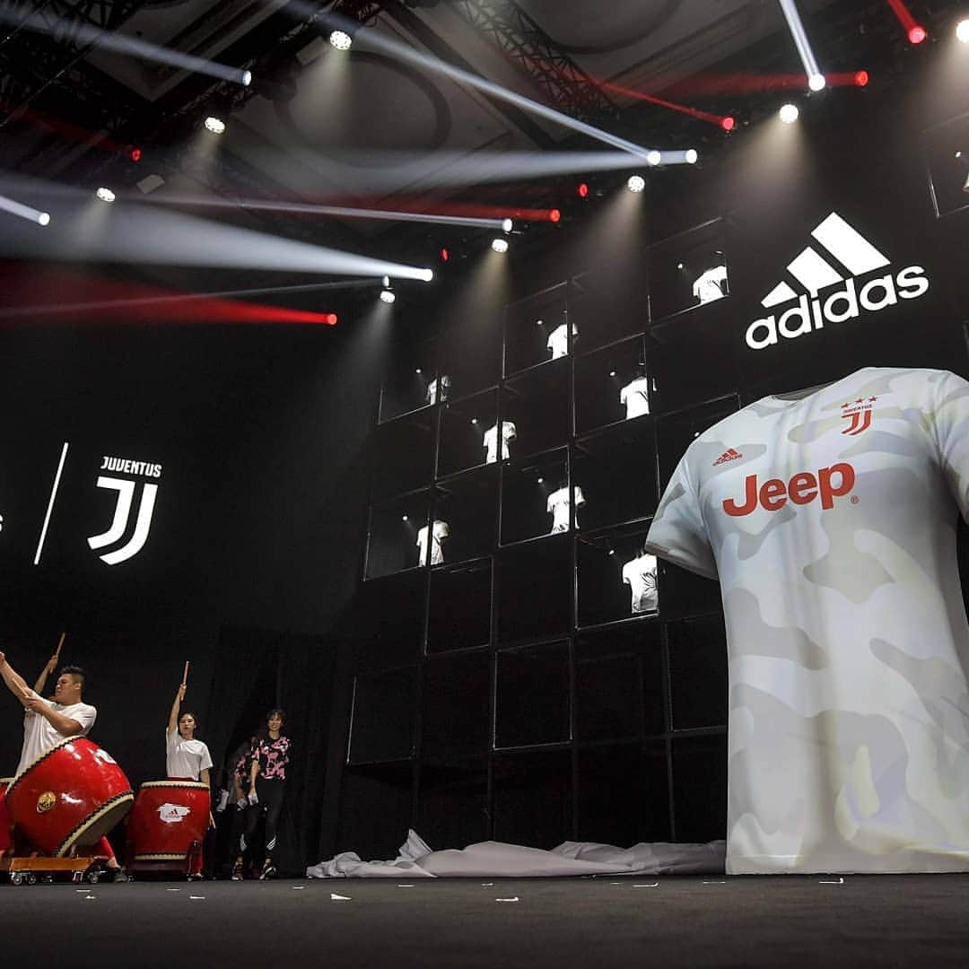 ユヴェントスFCさんのインスタグラム写真 - (ユヴェントスFCInstagram)「About yesterday's spectacular Away Kit launch in Shanghai 🔥🙌🇨🇳 #DareToCreate #MeetTheWonder #LiveAhead」7月26日 16時21分 - juventus