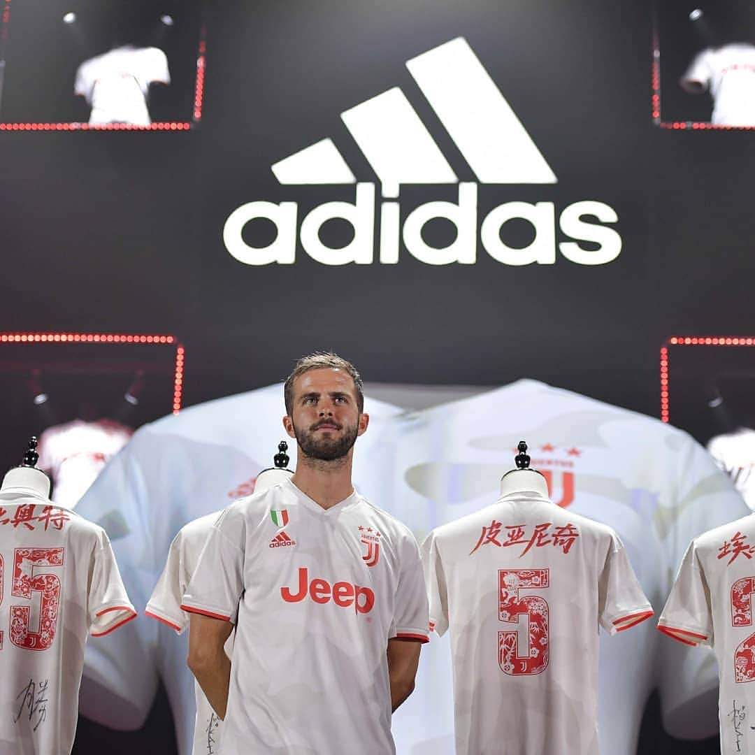 ユヴェントスFCさんのインスタグラム写真 - (ユヴェントスFCInstagram)「About yesterday's spectacular Away Kit launch in Shanghai 🔥🙌🇨🇳 #DareToCreate #MeetTheWonder #LiveAhead」7月26日 16時21分 - juventus