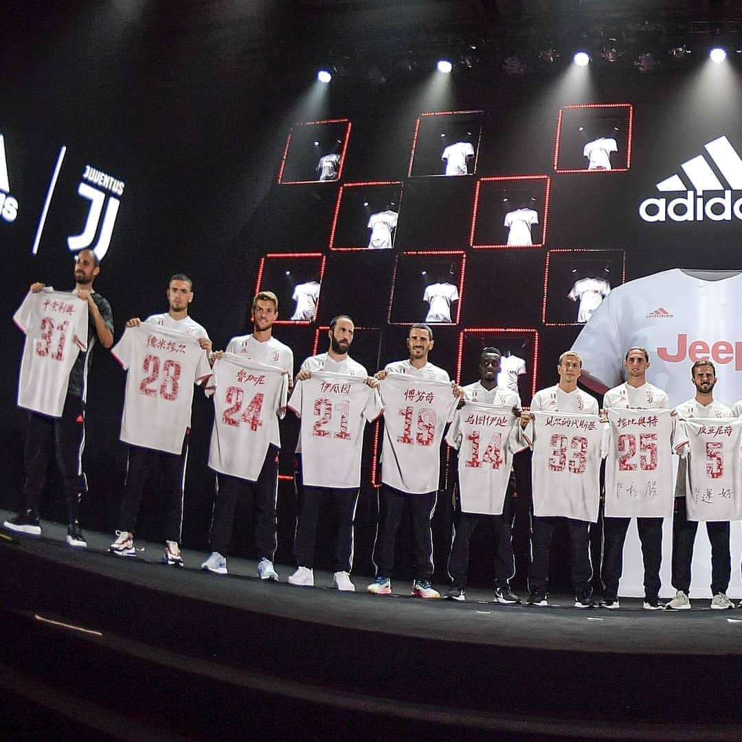 ユヴェントスFCさんのインスタグラム写真 - (ユヴェントスFCInstagram)「About yesterday's spectacular Away Kit launch in Shanghai 🔥🙌🇨🇳 #DareToCreate #MeetTheWonder #LiveAhead」7月26日 16時21分 - juventus