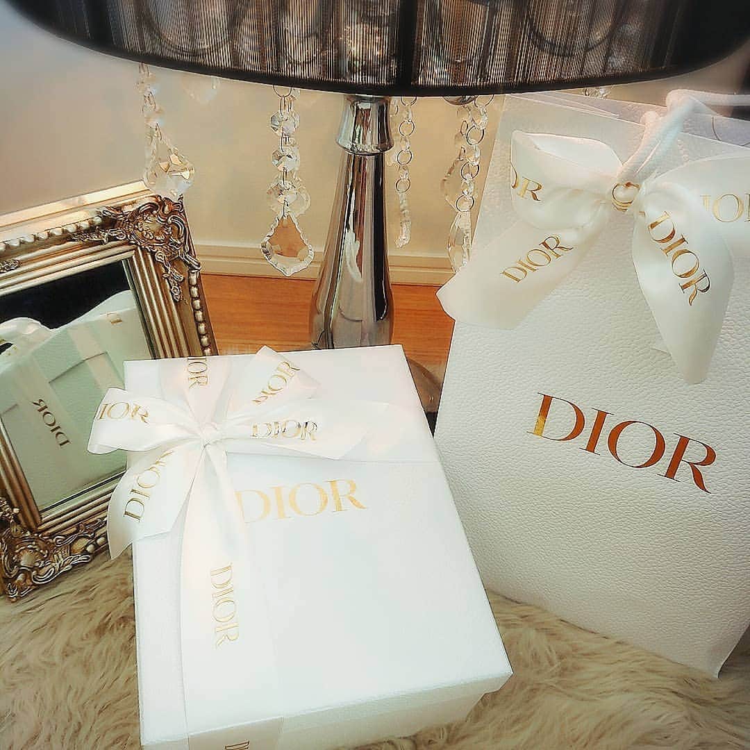 CHIKAさんのインスタグラム写真 - (CHIKAInstagram)「. 👜🌹🌹🌹❤💕 . ㊗️🎉1000post🤭❤💕 . #Dior #ladydior #shopping #ginzasix  #birthdaygift #gift #giftbox #Happybirthday #love #Instafashion ♡」7月26日 16時29分 - chika72714