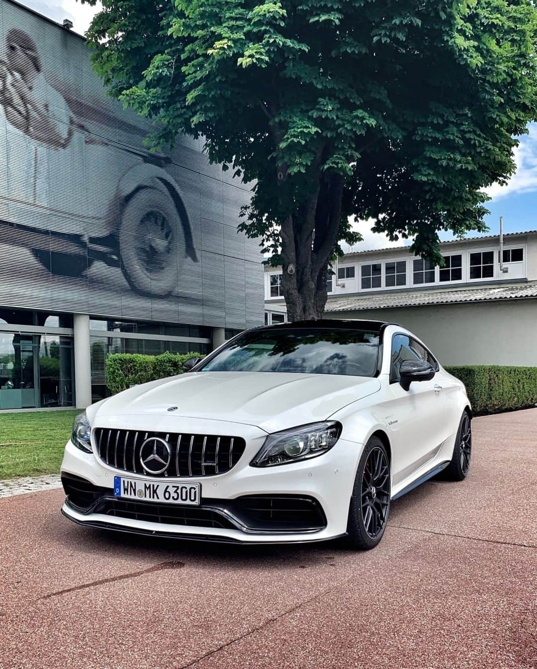 Mercedes AMGさんのインスタグラム写真 - (Mercedes AMGInstagram)「[Fuel consumption combined: 10.1 l/100km | CO2 emissions combined: 230 g/km]  Engine mechanic @f1mike28 just took home a shiny new Mercedes-AMG C 63 S Coupé! What do you think of his new ride?  #MercedesAMG #DrivingPerformance #C63」7月26日 16時30分 - mercedesamg