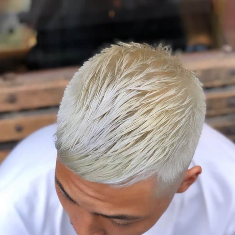 のインスタグラム：「••• @thebarbatokyo オーナーの @tom_thebarbatokyo さんのスタイル💇‍♂️💈 カットもシェービングもパーマもブリーチも何でもこなすバーバー✨ ••• DRESSKIN🎩 Men's grooming online store🤵🏻 https://dresskin.com ⇨プロフィールからご覧ください👀 🌏For international customer ⇨https://global.dresskin.com ••• #thebarbatokyo #cutandshave #dresskin #cosmetics #menshair #mensgrooming #pomade #gentleman #barber #barbershop  #ザバルバトウキョウ #ブリーチ #ヘアカラー #夏のおすすめ#ドレスキン#メンズコスメ #メンズグルーミング #美容男子 #シェアコスメ #グルーミング #身嗜み #バーバーショップ #バーバースタイル #フェード #ポマード #ヘアワックス」