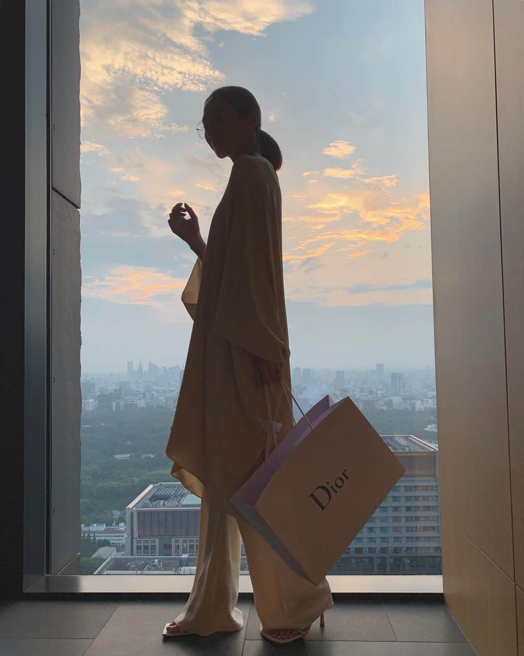 のインスタグラム：「Tokyo with @dior  映え空😚☀️ #dior #アマン東京 #mom #love #happy #diorの世界観が大好き #メンズのスニーカーを狙っている #良き日でした」