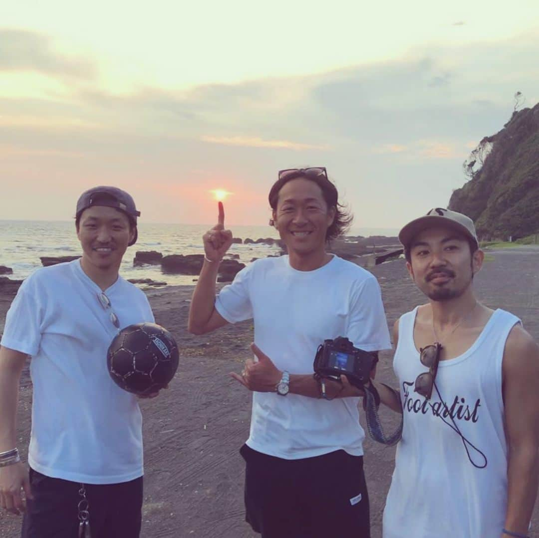 石川直宏さんのインスタグラム写真 - (石川直宏Instagram)「公私ともに刺激し合える仲間。 そんな繋がりの中で新たなモノを生み出す価値や喜び。 昨日は自分のルーツでもある場所で撮影📸✨ 繋がりや想いを共有して表現出来る機会に感謝🤝 もちろん自分たちだけでなく、皆さんとも共有させていただく予定です🤙 乞うご期待😉 . #publictokyo #コラボ #photoshoot #撮影 #footart #footartist #footartistjun  #sunset #夕日 #magichour #goldenhour #yokosuka #横須賀 #hometown #地元 #青春 #surfootballer #石川直宏」7月26日 16時34分 - sgss.18