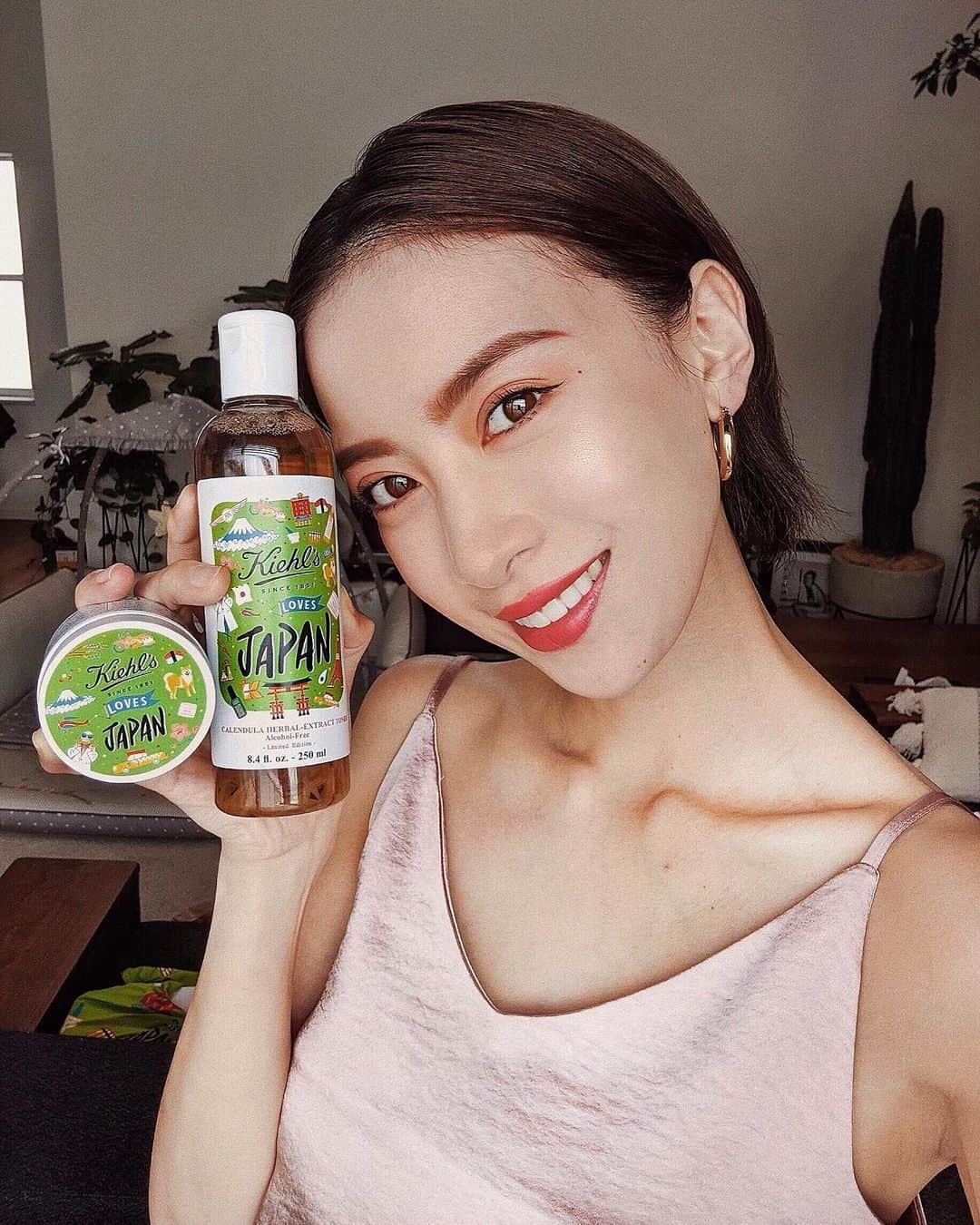 ソンイのインスタグラム：「昔から愛用している @kiehlsjp 🌼🌿🧴 息子が生まれてからは特に、お肌への優しさや安全性を気にするようになって😌 そんな中キールズのスキンケアには天然成分が多く配合されているから安心して使っています🧖🏻‍♀️🌿 キールズの２大名品キールズカレンデュラトナーと、キールズ クリーム UFCは特に手放せないの💗 肌トラブルを防いでくれてしっかりと保湿してくれるから、もう何個もリピートしています🥰 どちらも今だけ #キールズラブズジャパン キャンペーンで日本限定パッケージで発売されてるよ🇯🇵⛩🗻🗼🍣👘🎐❤️ #キールズラブズジャパン は、NYで小さな一軒のアポセカリーから始まったキールズが、世界に広がって各国で大きなブランドになったことに感謝を表して各国で行われているキャンペーンなの😌👏🏼 日本らしいモチーフがたくさんプリントされた限定パッケージがとてもかわいいので是非チェックしてみてね🎌❤️ #キールズスキンケア」