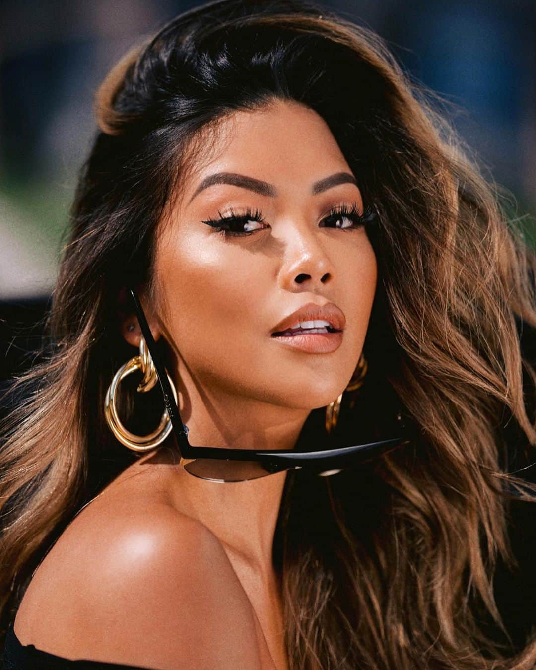 リアン Vのインスタグラム：「Summer time glow✨ (Swipe left!) #maybellinepartner 📸: @walvero  Makeup/ Outfit Deets! ⬇️ Foundation: @maybelline Dream Urban Cover “310 Sun Beige” Eyes: @maybelline New 2020 palette  Brows: @maybelline Tattoo Studio Brow Pomade “Deep Brown” Highlight: @maybelline Facestudio Master Chrome “Molten Gold” Lips: @maybelline Super Stay Ink Crayon in “Lead The Way” Setting Spray: @maybelline “Lasting Fix” Spray  Bathing suit: @whitefoxswim  Earrings: @8otherreasons」
