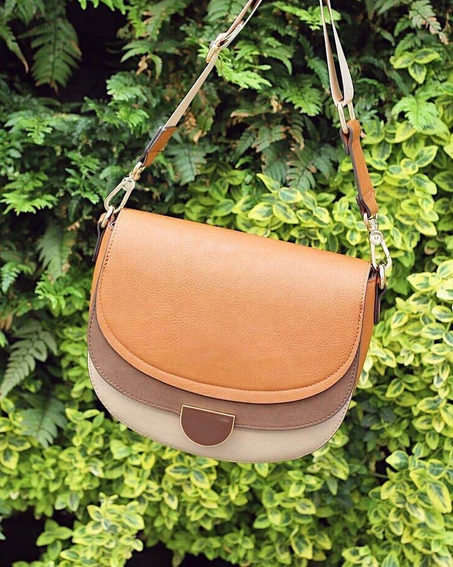 アクセサライズのインスタグラム：「Hang up the old, and make way for the new with our Charlotte webbing strap bag. Perfect for carrying all your essentials, this saddle shape has a spacious interior and enamel magnetic fastening. 📷@eilis.anne 🔍 7903482200 Tap the link in the bio to shop now.  #Accessorize #Accessorizer」