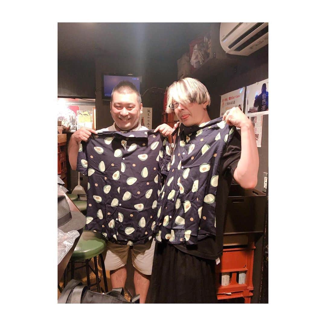 tokuさんのインスタグラム写真 - (tokuInstagram)「いつも美味しい燗酒ペアリングをしてくれる、渋谷ガッツ、ザ・ショッキングマサさんと、お揃いのアボカドシャツ🥑」7月27日 2時17分 - toku_grnd