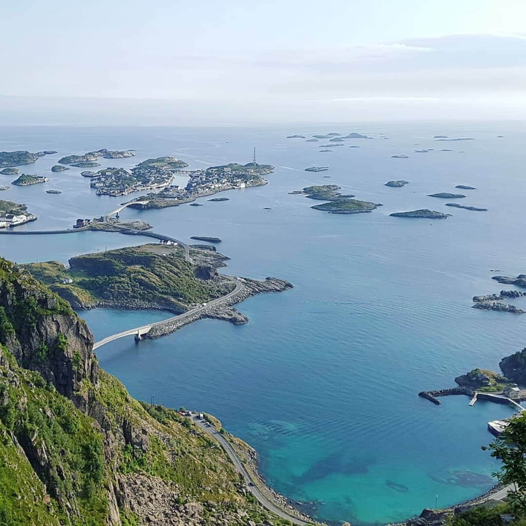 ヨルグ・バーホーベンさんのインスタグラム写真 - (ヨルグ・バーホーベンInstagram)「Aaaah, Presten: 500 meters of granite climbing history above turquoise water (is snorkeling a thing in Norway?) I still can't believe the amount of rock Lofoten has, most of it nice and rough, full of cracks but not chossy, friendly grades from moderate to desperate, and most surprising to me: ☉☉☉ • @marmot_mountain_europe @vibram @lasportivagram @petzl_official」7月27日 2時17分 - jorgverhoeven