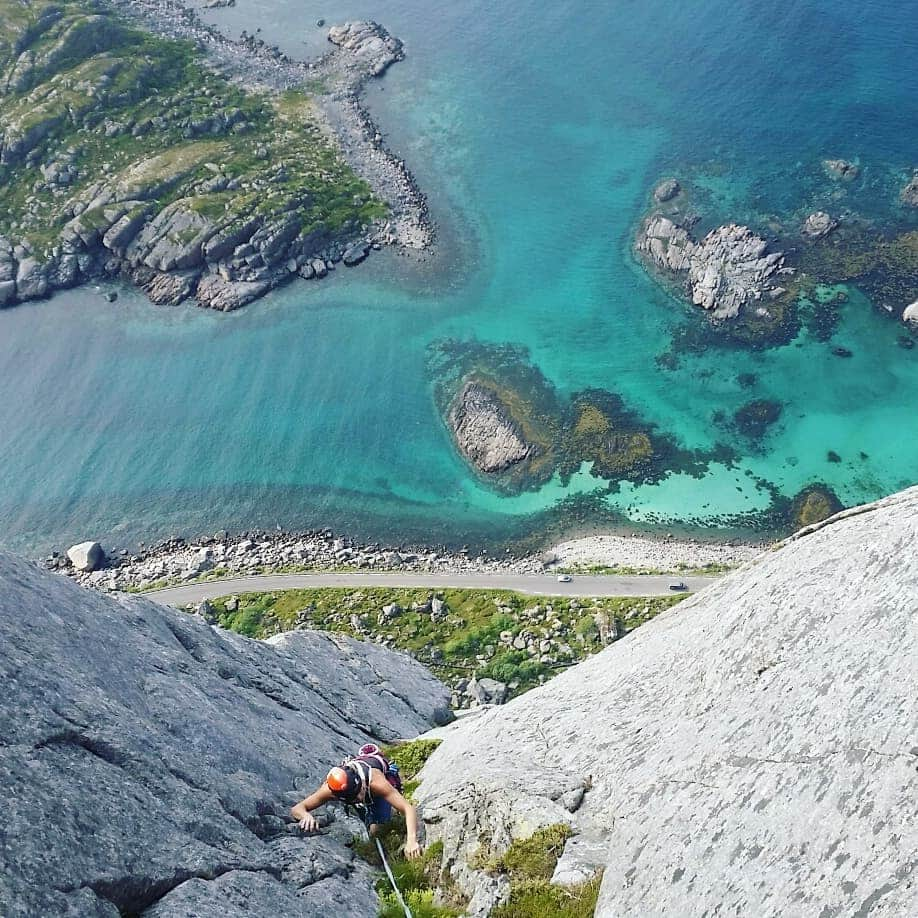 ヨルグ・バーホーベンさんのインスタグラム写真 - (ヨルグ・バーホーベンInstagram)「Aaaah, Presten: 500 meters of granite climbing history above turquoise water (is snorkeling a thing in Norway?) I still can't believe the amount of rock Lofoten has, most of it nice and rough, full of cracks but not chossy, friendly grades from moderate to desperate, and most surprising to me: ☉☉☉ • @marmot_mountain_europe @vibram @lasportivagram @petzl_official」7月27日 2時17分 - jorgverhoeven