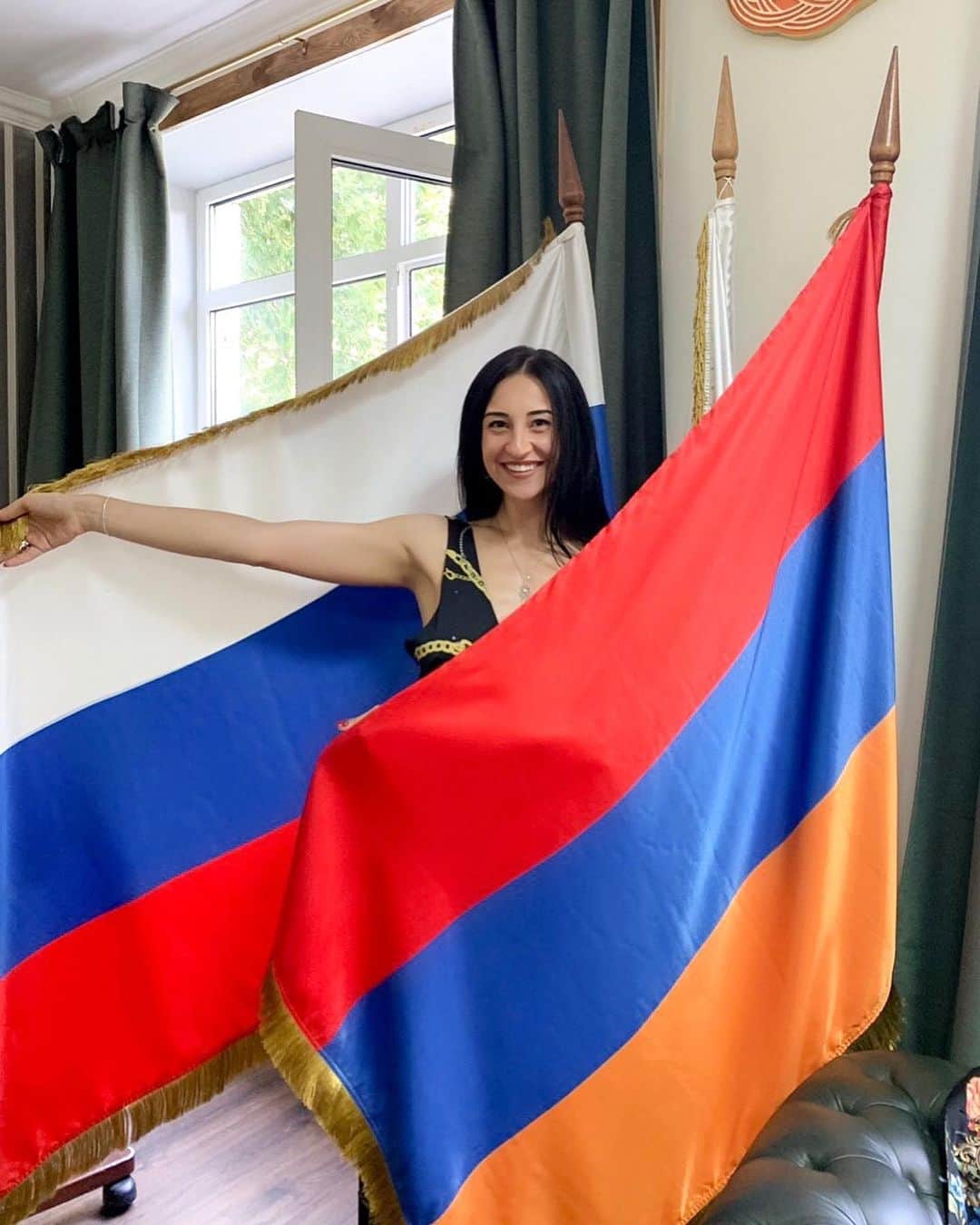 ヤナ・イグリアンのインスタグラム：「🇷🇺Россия❤️Армения🇦🇲」