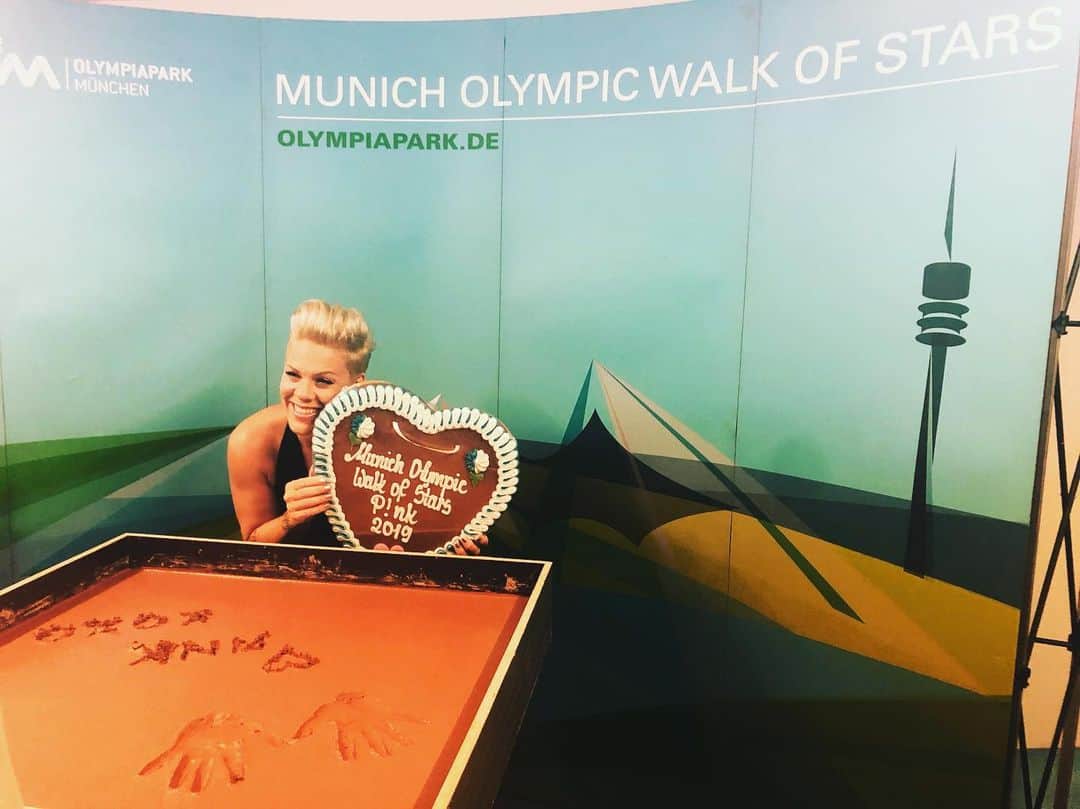 P!nk（ピンク）さんのインスタグラム写真 - (P!nk（ピンク）Instagram)「Two back to back stadiums in Munich!!!! They gave me a cookie and let me play in dirt 🤘🏽🤘🏽 let’s rock Munich! I love it here ❤️」7月27日 2時28分 - pink