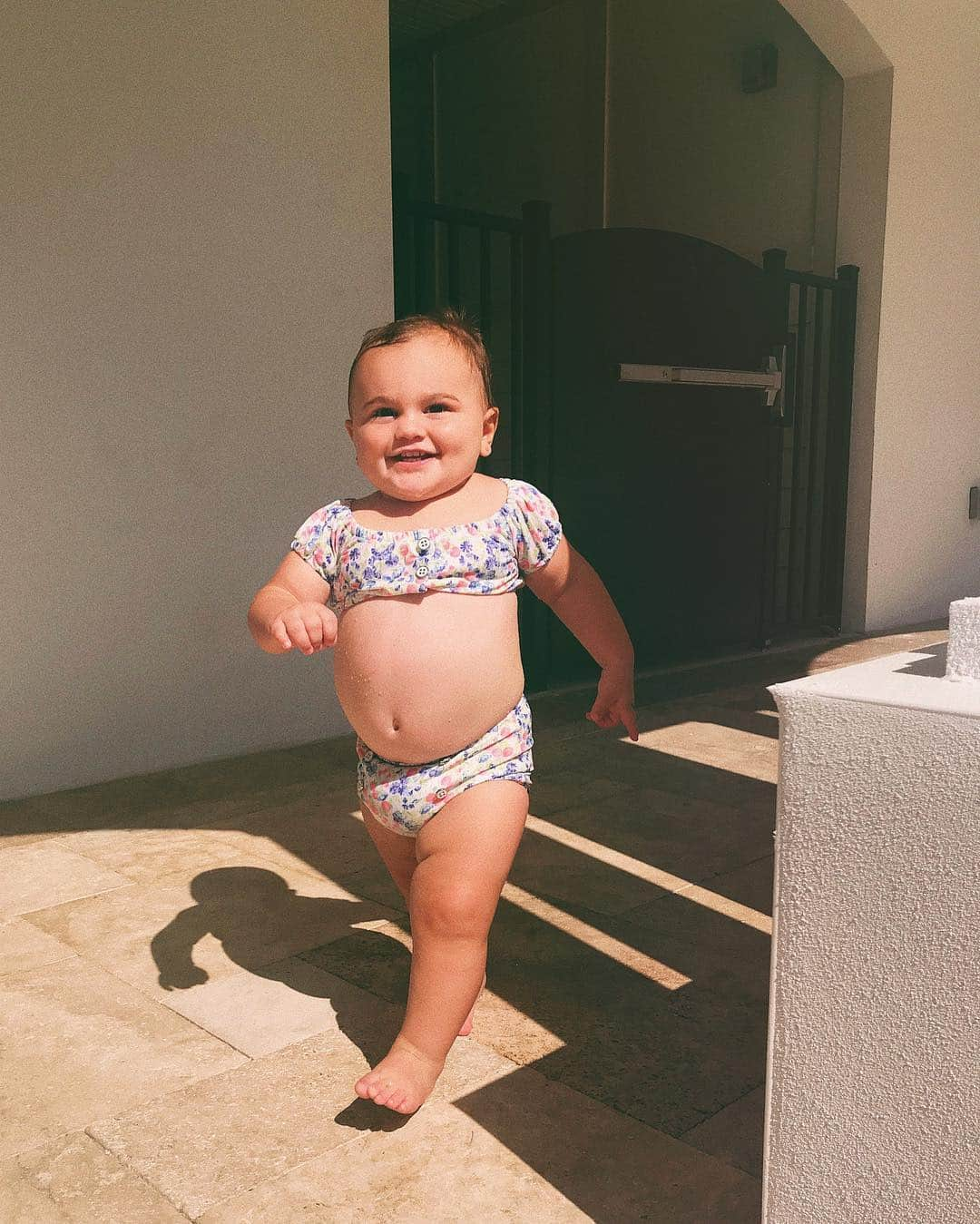 ホープ・ハワードさんのインスタグラム写真 - (ホープ・ハワードInstagram)「Walking into your feed like😆#18monthsold」7月27日 2時34分 - hopeisabelhoward