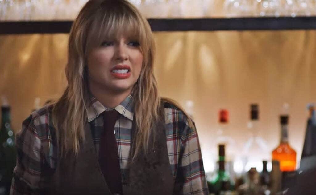 E! Onlineさんのインスタグラム写真 - (E! OnlineInstagram)「Taylor Swift: ✔️Singer ✔️Songwriter ✔️Bartender.....? We promise that you'll never find another like her new commercial at the link in our bio. (📷: Youtube)」7月27日 2時44分 - enews