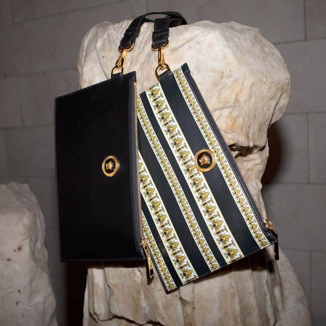 ジャンニヴェルサーチさんのインスタグラム写真 - (ジャンニヴェルサーチInstagram)「Enriched with gold-tone Medusa hardware, #VersacePreFall19 pouches are presented in solid color and printed leather. Discover more through the link in bio.」7月27日 2時50分 - versace