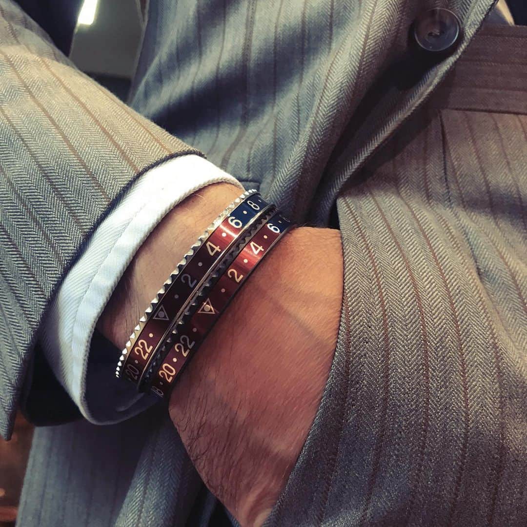 のインスタグラム：「A stylish accessory to compliment summer wardrobes, the Huntsman Classic Dual Time Steel Bracelet.  Inspired by the iconic rotating bezel of the Rolex and available in two signature Huntsman colours as part of a limited edition run in striking marine steel.  Available to purchase online or in store at 11 Savile Row.  #huntsmansavilerow #ss19 #mensfashion」