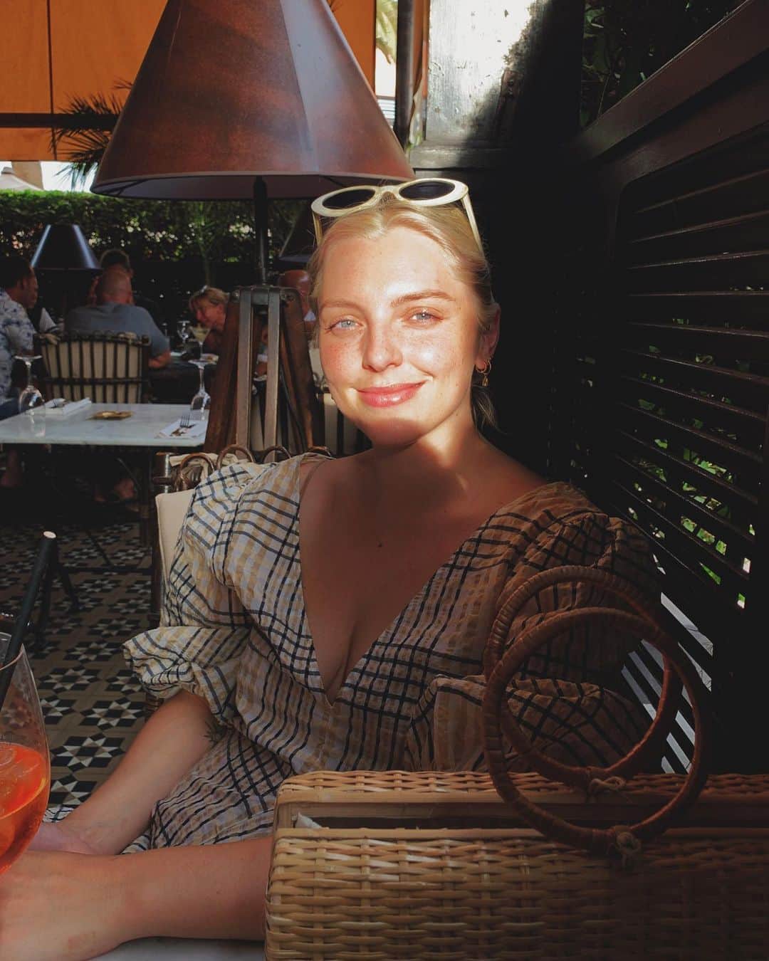Estée Lalondeのインスタグラム：「Found my light ✨ ——————————–––––––––––––––––––––– Jewellery @daisy_jewellery (ad/brand collab) #esteelalondeXdaisy  Bag @shop___charlotte (gifted)  Dress @ganni  Hair clip @tortware (gifted)  Sunglasses @alexeaglestudio」