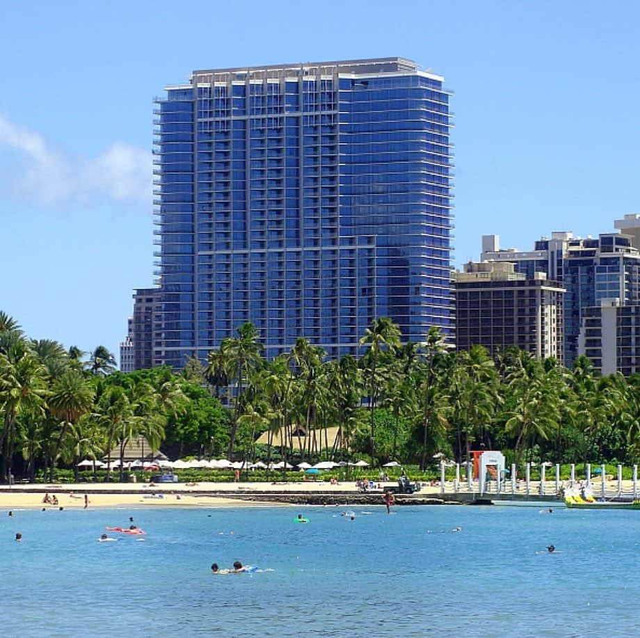 Trump Waikikiさんのインスタグラム写真 - (Trump WaikikiInstagram)「A striking view of the only Forbes Travel Guide Five-Star Hotel on the island of Oahu.  #trumpwaikiki #forbestravelguide #fivestarhotelhonolulu #luxuryhotel #romancetravel #familytravel #multigenerationaltravel トランプ・ワイキキはオアフ島で唯一のフォーブス５つ星ホテルです。 #トランプワイキキ #5つ星ホテル #フォーブス #ラグジュアリーホテル #ハワイ旅行 #家族でハワイ #ハネムーン #海外旅行」7月27日 3時04分 - trumpwaikiki