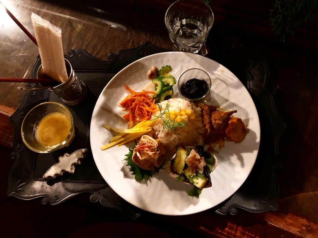 CHIPPRUSONのインスタグラム：「Padmaで夕ご飯を作ってもらいました。私に足りない野菜が入っていて、身体が喜ぶご飯でした♩ ・ ・ 一つ前の野菜の写真で、海外のフォロワーさんから、なぜあなたはそんなにプラスチックを使うのですか？と言われて、それに答える英語の語学力がありませんでしたがどのみち英語が話せても、こうやって売っているから… としか答えられそうにない自分。そうなんだよなぁ、、、パンもビニール袋に入れるしなぁ、、、。悲しいかな、プラスチックで溢れているし、プラスチックを使ってしまう。。使わない方向で考えたいですが、現状は便利にあやかっている自分です。 ・ ・ 明日、14時よりopenいたします🍞＊本日は台風直撃する影響を考えて臨時休業することになりました。明日は一応営業予定ですが、後ほど改めてお知らせしたいと思います。皆さま気を付けてお過ごしくださいね🌀」