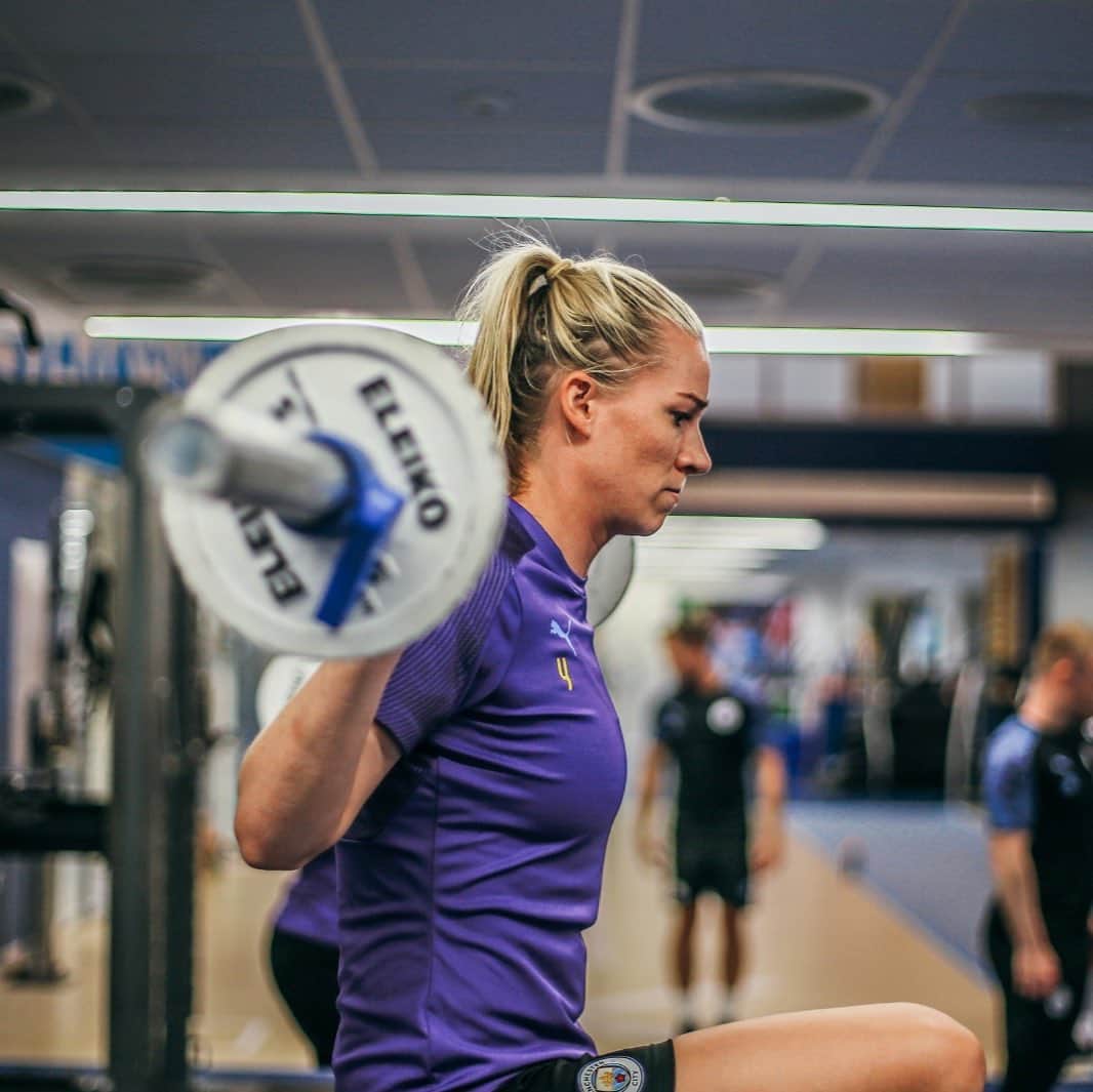 ジェンマ・ボナーのインスタグラム：「Getting the work in 🏋🏼‍♀️」