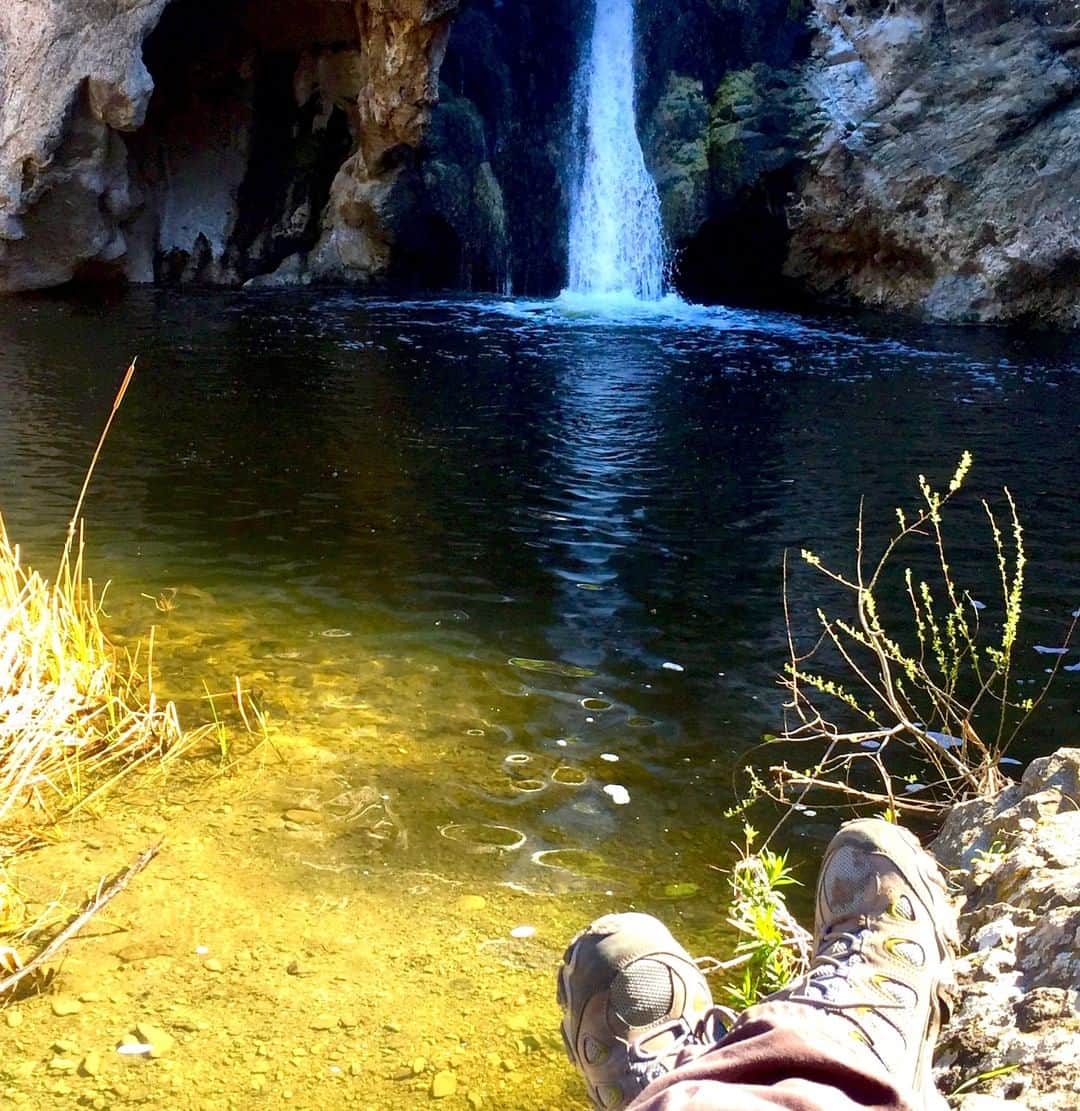 のインスタグラム：「Whatever this weekend has in store, we hope you get to put your feet up. You've earned it! 📸: Oboz ambassador Jose Gonzales enjoying Paradise Falls, a hidden gem just outside Los Angeles. . . . . #obozambassador #truetothetrail #weekendinspo #hiking #waterfall」
