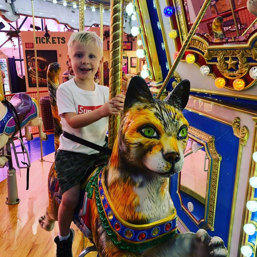 ニック・カーターさんのインスタグラム写真 - (ニック・カーターInstagram)「Mommy took him to @circusvegas the other day. His face is priceless. It’s like a mix between fun and fear 😆. I miss you buddy. #children #kids #fatherhood #happyheshappy #parenthood #roadpuppy」7月27日 3時17分 - nickcarter