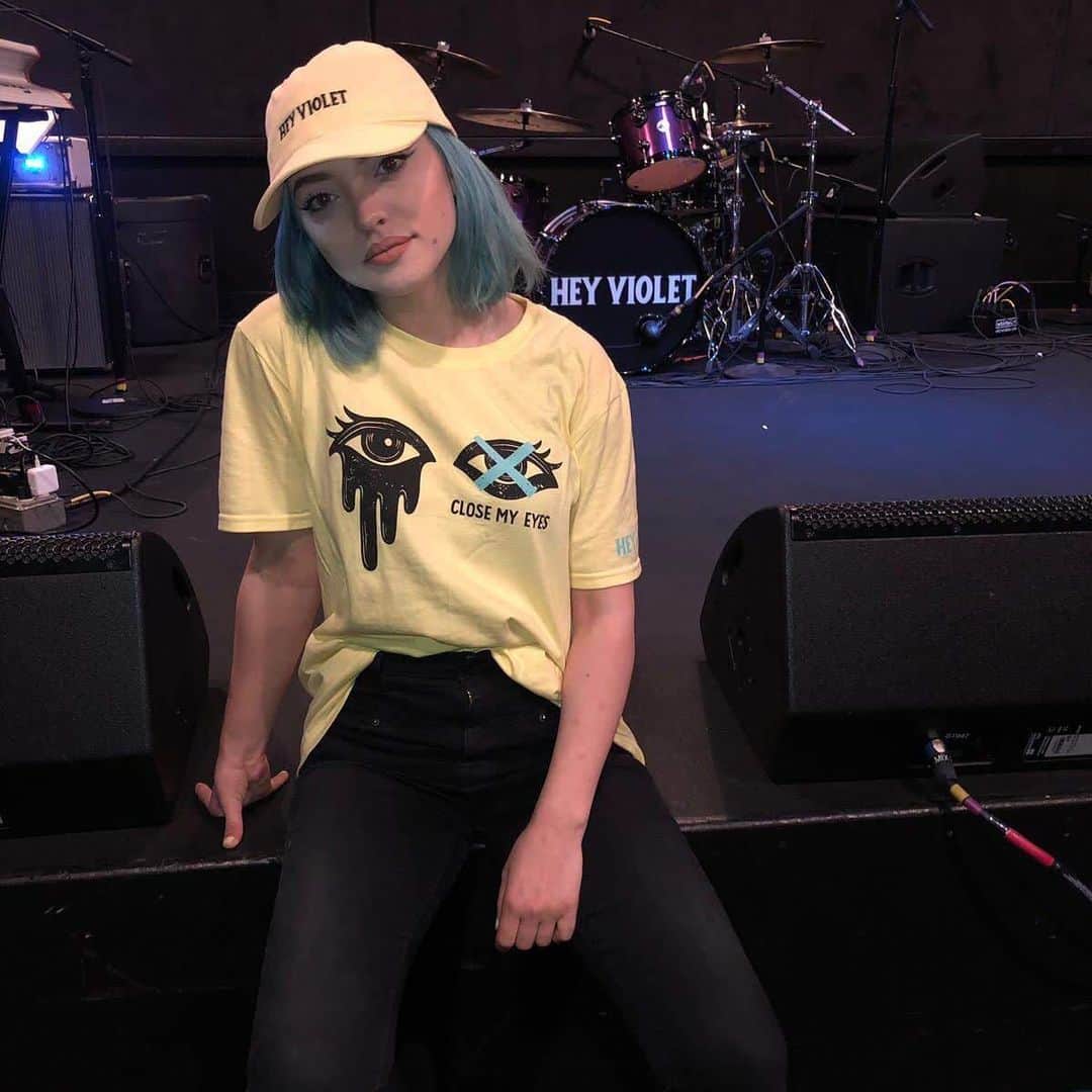 HEY VIOLETのインスタグラム：「did y’all know the new merch is up on the website???? you can BUY IT. you can LOOK at it. you can wear it to the show tmrw???? xoxoxoxo shop.heyviolet.com」