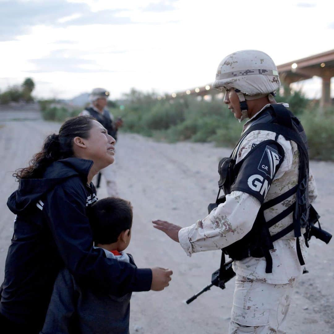 NBC Newsさんのインスタグラム写真 - (NBC NewsInstagram)「A Guatemalan mother clutches her 6-year-old son as she begs a Mexican National Guard soldier to let them cross into the US. The pair had traveled some 1,500 miles to the border city of Cuidad Juarez before they were stopped. Click the link in our bio to read more. . 📷 @jose_luis_gonzalez_fotografia_ / @reuters」7月27日 3時25分 - nbcnews