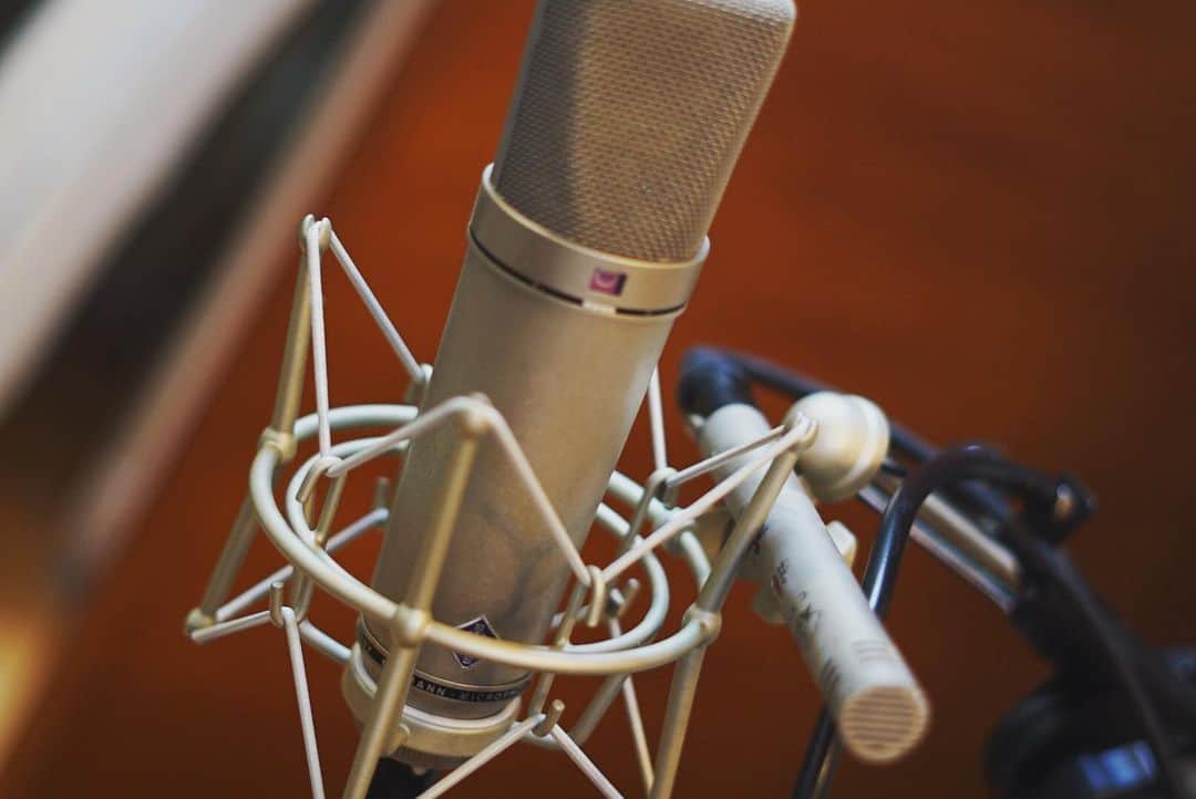 近藤薫のインスタグラム：「アコギRec用に、ノイマン87と、AKG451を用意しているのですが、451を立てるマイクスタンドが突然の故障！使用できず、急遽ノイマンのマイクホルダーに引っ掛けてセッティング！狙う箇所を細かく合わせられないけど、場所を取らなくていいなぁ。」