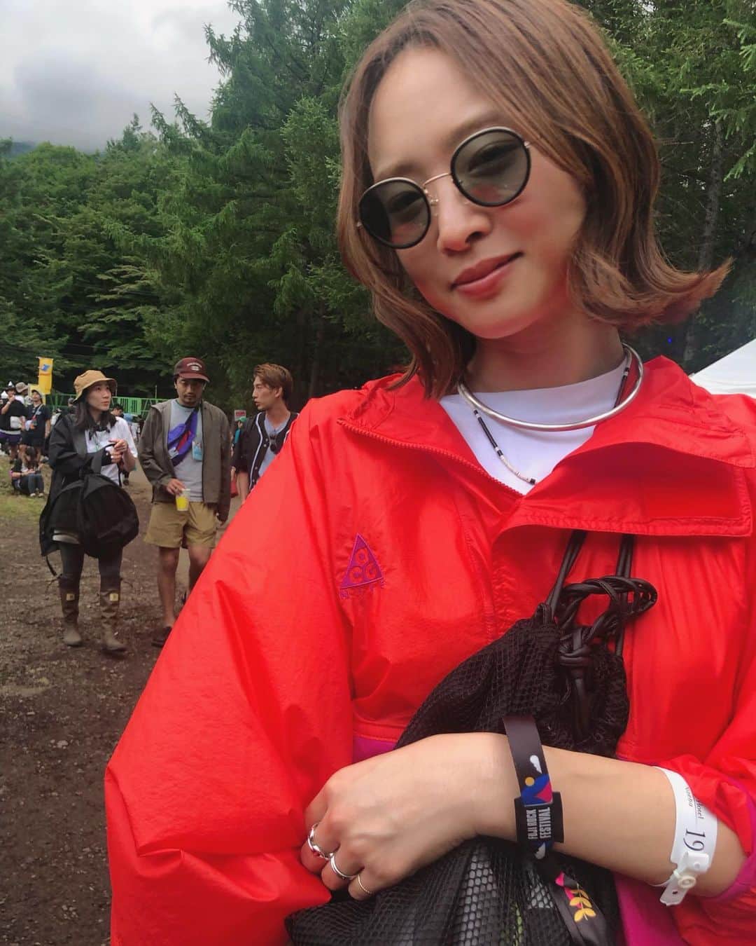 野尻美穂のインスタグラム：「今年もフジロックきたよ🤔！ 天気悪くてなかなか写真撮れなかった😭 #もー雨 #fujirock2019 バッグ #wai_ships  アノラック #nikeacg  パンツ #mihonano ブーツ #brundstone  サングラスはいつもの #ayame だよ！」