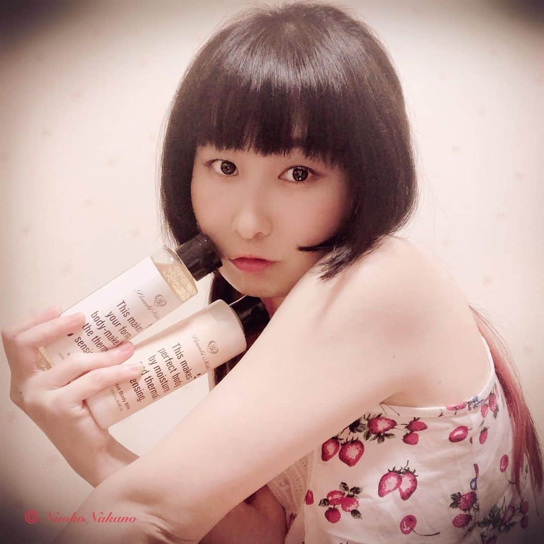 中野菜保子さんのインスタグラム写真 - (中野菜保子Instagram)「. 「バンビみたいに小柄で華奢になりたいな♪」 @bambiwater_official . 写真は🍎🍎🍎🍎🍎枚 . 1:健やかマン 2:シンプルにお洒落 3:むくまないで〜 4:手書きのお手紙って信頼感に繋がる 5:二の腕も〜 . . 皆様ご機嫌いかがですか？（≧∇≦）？ . 遅れてきた夏が本領発揮していて 連日35度です❄️❄️❄️ ムリせず冷房・早めの水分補給なさって下さいね🍹 . .  ワタシはというと、まだまだ 撮影等に向けて体重と体型の調整中💨 . 「ある時」と同じところへ 調整してるからムツカシイノです😌 がんばるけどね！！！ . .  食事以外に「おうちエステ」もやってます🍓🍓🍓 . 毎日のケアが大切なので 継続して買いやすい値段で なおかつ効果実感がある 「バンビウォーター」と 「バンビミルク」を使っています . お風呂でオイルマッサージしつつ洗って それからコレ🦋🦋🦋 . バンビシリーズは 温感マッサージができる →あったかくなるんです❗️❗️ びっっっっくりしました。 塗ったところが温かい🔥 これは体感してほしい！ . 植物由来の成分でこの威力、 美容成分も90%配合で 丁寧に夜マッサージすると 朝やっぱりスッキリしています♪♪♪ . ワタシは浮腫みやすいからマッサージが1番調子がいいです😊 . バンビシリーズで美肌とと引き締め (ついでに夏太り対策も) を実現して 撮影に臨みます💐💐💐 . ムツカシイ調整やけど やるぞ〜〜✨✨✨ . . プレゼントキャンペーン中だそうです → @bambiwater_official ＊ ＊ ＊ #bambiwater #bambimilk  #バンビウォーター #バンビミルク  #スリミングジェル #マッサージオイル  #セルライト #ボディクリーム  #むくみ #ダイエット #脚やせ  #脚痩せ #足痩せ #ボディケア  #むくみ解消 #太もも痩せ #部分痩せ  #オーガニック#引き締め #美容  #コスメ #エステ #中野菜保子 #俳優 #ナオ部  #バンビ #moviestar #インスタ写真家 #singergirl #天使の笑顔 @bambiwater_official @syanhaijitensya」7月26日 18時36分 - naokonakano8319