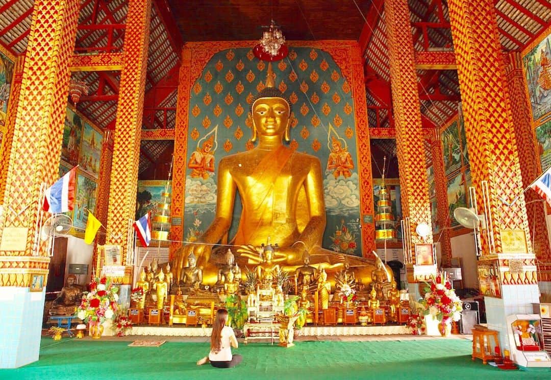 タイ国政府観光庁さんのインスタグラム写真 - (タイ国政府観光庁Instagram)「今週も1週間お疲れ様でした✨﻿ ﻿ タイ北部・ランプーンの「ワット・プラチャオ・トン・ルアン」の写真をお届けします📸﻿ ﻿ 本堂に祀られているのは、幅7.5m、高さ9.5mの黄金色の仏像。参拝すると、不運から身を守ってくれるという言い伝えがあります🙏﻿ ﻿ 皆様、よい週末をお過ごし下さい😊﻿ ﻿ #お疲れ様でした #タイ #ランプーン #ワットプラチャオトンルアン #タイ寺院 #お寺巡り #仏像 #こんなタイ知らなかった #タイを知りつくす #タイ旅行 #微笑みの国 #旅好きな人と繋がりたい #旅行好きな人と繋がりたい #海外旅行 #thailand #lamphun # watphrachaotonluang #temple #amazingthailand #thailandtravel #thailandtrip #thai  #thaistagram #lovethailand #localexperience #thainess﻿ ﻿」7月26日 18時45分 - amazingthailandjp