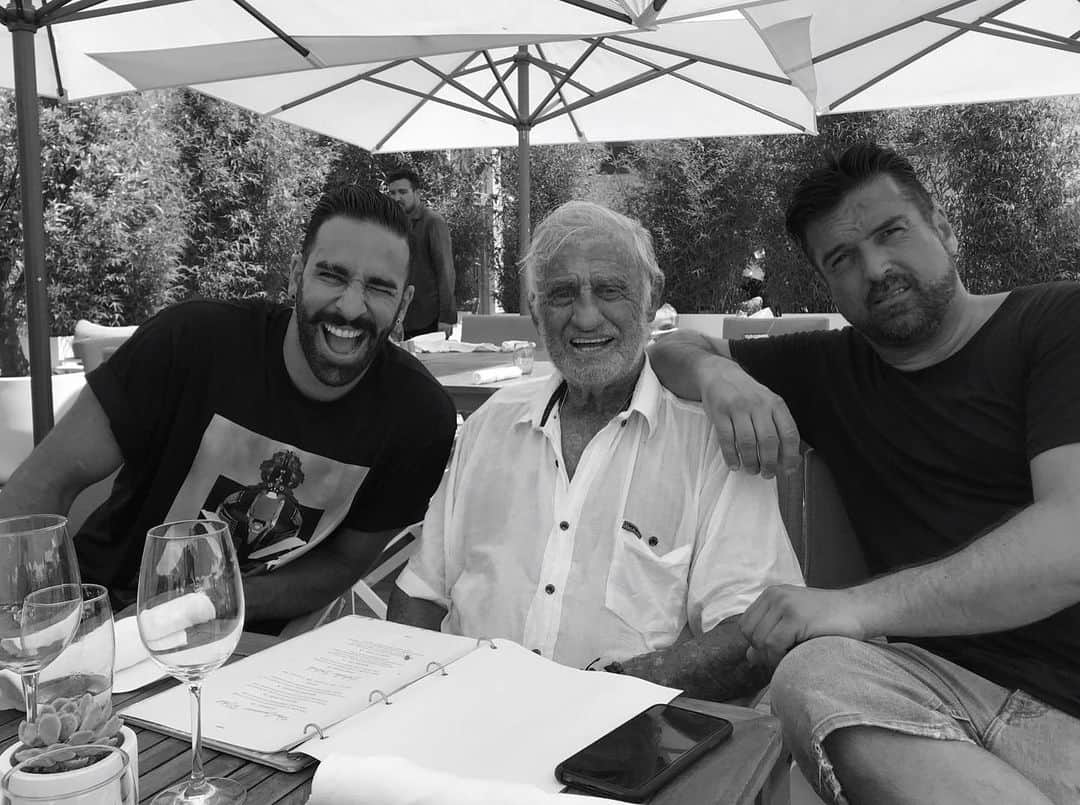 アディル・ラミのインスタグラム：「Déjeuner  avec  Mr @jeanpaulbelmondo_  #classe #sagesse #mentor #legend #respect #n1  #jesuischanceux #amis #famille #goodvibes #only #paca #cannes  merci 🙏 @jeff_domenech_  le sang ... s’entourer seulement de personnes avec des bonnes énergies et de bons conseils 😎 #merci 🙏 ☝️☝️」