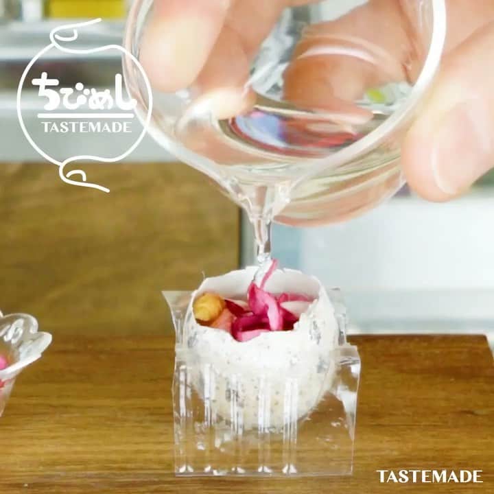 のインスタグラム：「【ちびめし】ちび花園ゼリー🌹⁠⠀ ⁠⠀ スマホアプリはレシピを簡単に探せるよ📲⠀⁠⠀ ダウンロードはプロフィールのURLをクリック👆⠀⁠⠀ ⁠⠀ ■材料⁠⠀ お湯　3ml⁠⠀ 砂糖  0.2g⁠⠀ ゼラチン  0.7g⁠⠀ 白ワイン  4ml⁠⠀ 卵の殻　1個 ⁠⠀ エディブルフラワー  適量⁠⠀ ⁠⠀ ■手順⁠⠀ 1. 卵のからを叩き、お箸で穴を開ける。⁠⠀ 2. 1円玉程度の穴を開け、中身を出して中をよく洗う。⁠⠀ 3. 乾かした卵のからにエディブルフラワーを入れる。⁠⠀ 4. お湯に砂糖とゼラチンを入れて混ぜ溶かし、少し冷ましてから白ワインを入れ、粗熱を取る。⁠⠀ 5. エディブルフラワーを詰めた卵のからにゼリー液を入れ、固まるまで冷蔵庫で冷やす。⁠⠀ 6. 殻をむいたら完成！⁠⠀ ⁠⠀ ⁠⠀ #tastemade #tastemadejapan #food #foodie #cooking #recipe #tastemade #sweets #dessert #jelly #flower #tinykitchen #mini #cute⁠⠀ ⁠⠀ #テイストメイド #料理 #クッキング #レシピ #おうちご飯 #おうちごはん #おうちカフェ #スイーツ #デザート #おやつ #お菓子作り #ゼリー #エディブルフラワー #ちびめし #ミニ⁠⠀ ⁠⠀ #テイストメイドジャパン をつけて投稿してね❤️」