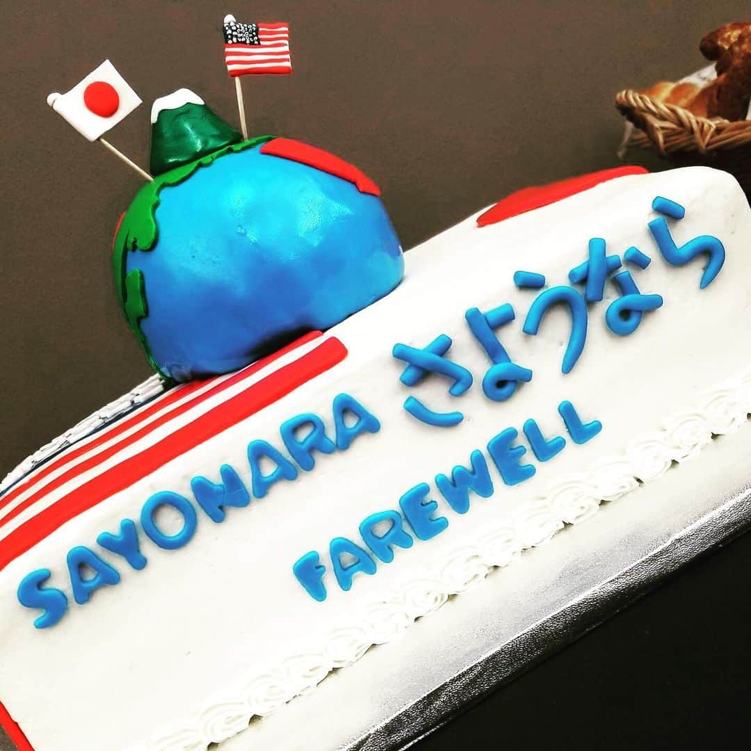 アメリカ大使館さんのインスタグラム写真 - (アメリカ大使館Instagram)「日本の学生の皆さんは夏休みに入った人がほとんどでしょうか⁉️ アメリカは夏が年度末なので、大使館でもこの時期は移動のシーズン。なのでお別れ会が行われています。 寂しくなるけど、次の赴任地でも頑張って欲しいです〜 . #us #usa #america #usjapanalliance #flag #japan #starsandstripes #farewell #office #cake #colleagues #embassy #bittersweet #coffee #friends #family #アメリカ #日本 #日の丸 #ケーキ #お別れ会 #送別会 #かわいい #海外生活 #友達 #同僚 #bff #tgif #cakedecoration #夏休み」7月26日 19時05分 - usembassytokyo