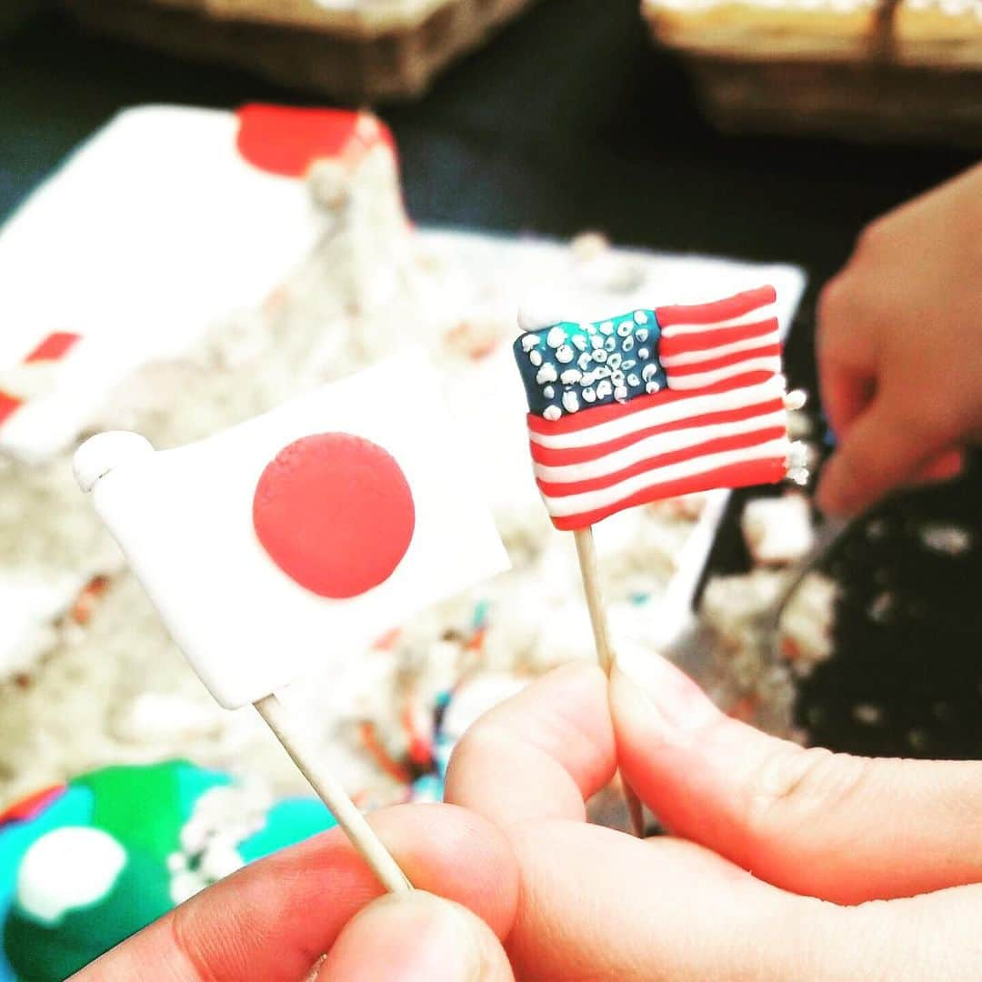 アメリカ大使館さんのインスタグラム写真 - (アメリカ大使館Instagram)「日本の学生の皆さんは夏休みに入った人がほとんどでしょうか⁉️ アメリカは夏が年度末なので、大使館でもこの時期は移動のシーズン。なのでお別れ会が行われています。 寂しくなるけど、次の赴任地でも頑張って欲しいです〜 . #us #usa #america #usjapanalliance #flag #japan #starsandstripes #farewell #office #cake #colleagues #embassy #bittersweet #coffee #friends #family #アメリカ #日本 #日の丸 #ケーキ #お別れ会 #送別会 #かわいい #海外生活 #友達 #同僚 #bff #tgif #cakedecoration #夏休み」7月26日 19時05分 - usembassytokyo