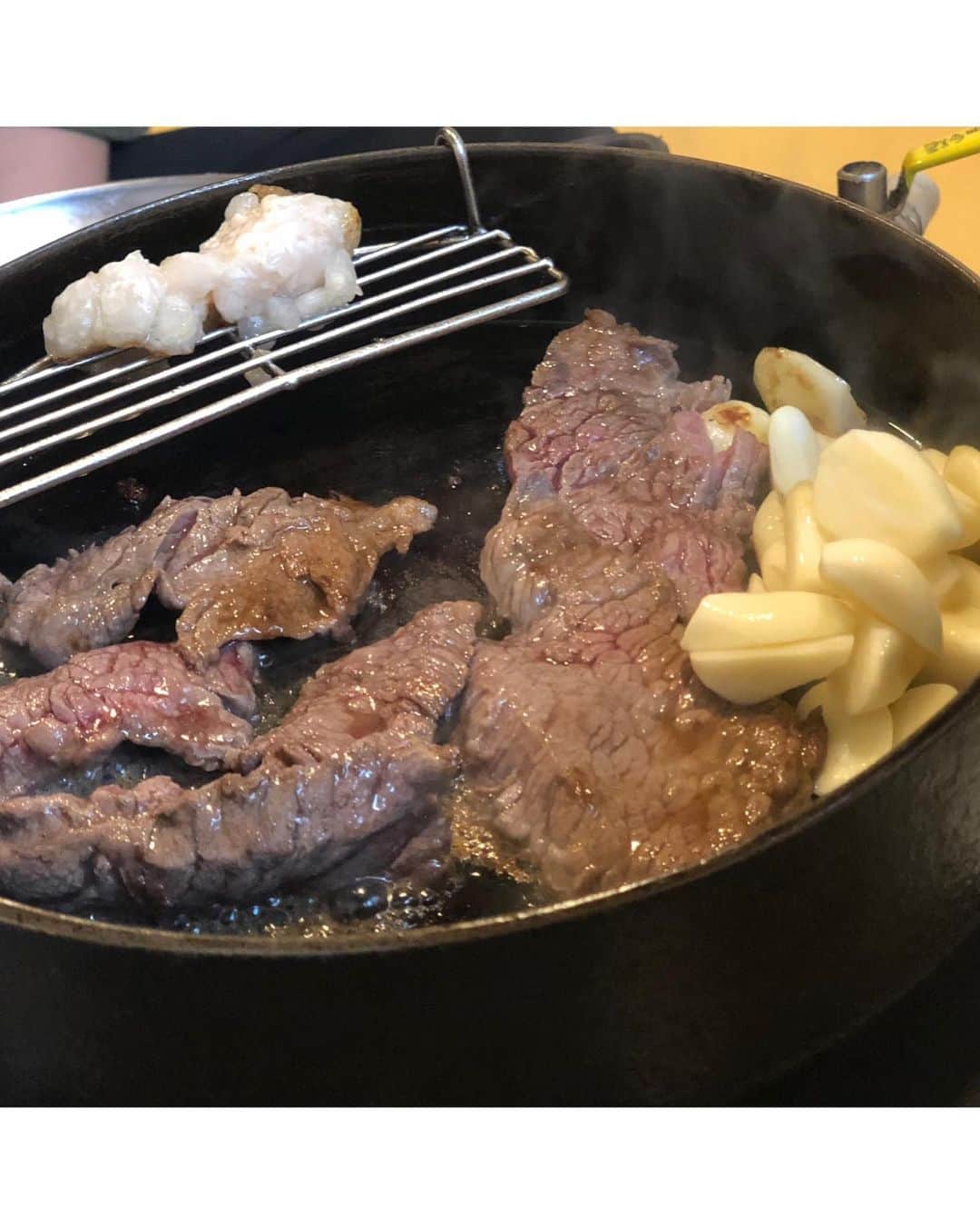 実咲凜音さんのインスタグラム写真 - (実咲凜音Instagram)「. 今日も韓国満喫でした。 明洞のコスメのお店で テンションあげあげ🤭🌻 韓国といえば‼︎ 美味しい食べ物もたくさん食べました☺️👏 ありがとう。 韓国。  みりおん。 #参鶏湯 #ケジャン #タコの活き造り #うにょうにょ #ヤンニョンケジャン #プロカンジャンケジャン #焼肉 #大都食堂 #バナナワッフル #マンゴーワッフル #beansbinscoffee」7月26日 19時00分 - misaki_rion