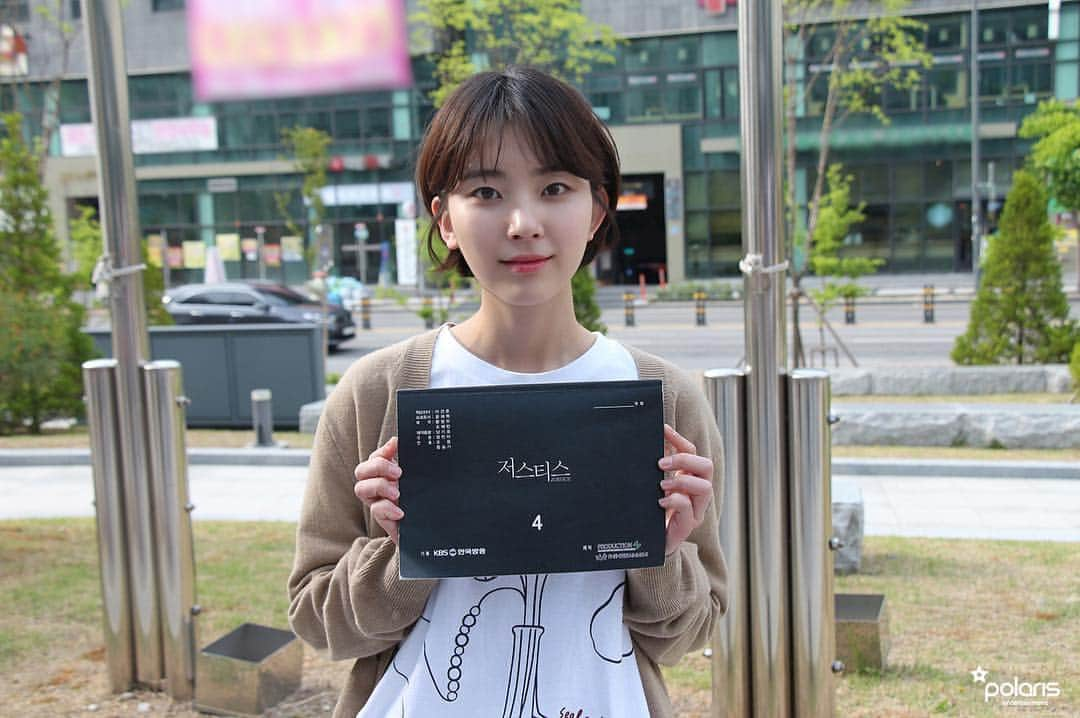 Ladies' Codeのインスタグラム：「[주니(김주미)] '#저스티스'에 등장한 신예 #김주미! #주니 와는 다른 김주미 배우의 모습을 비하인드 포스트에서 만나보세요! ⠀ A rookie #KimJuMi from '#Justice'! Check it out on our behind the scene post where it's different from #LadiesCode #Zuny but as an actress JuMi! ⠀ ( http://naver.me/GvrZvkw9 )」