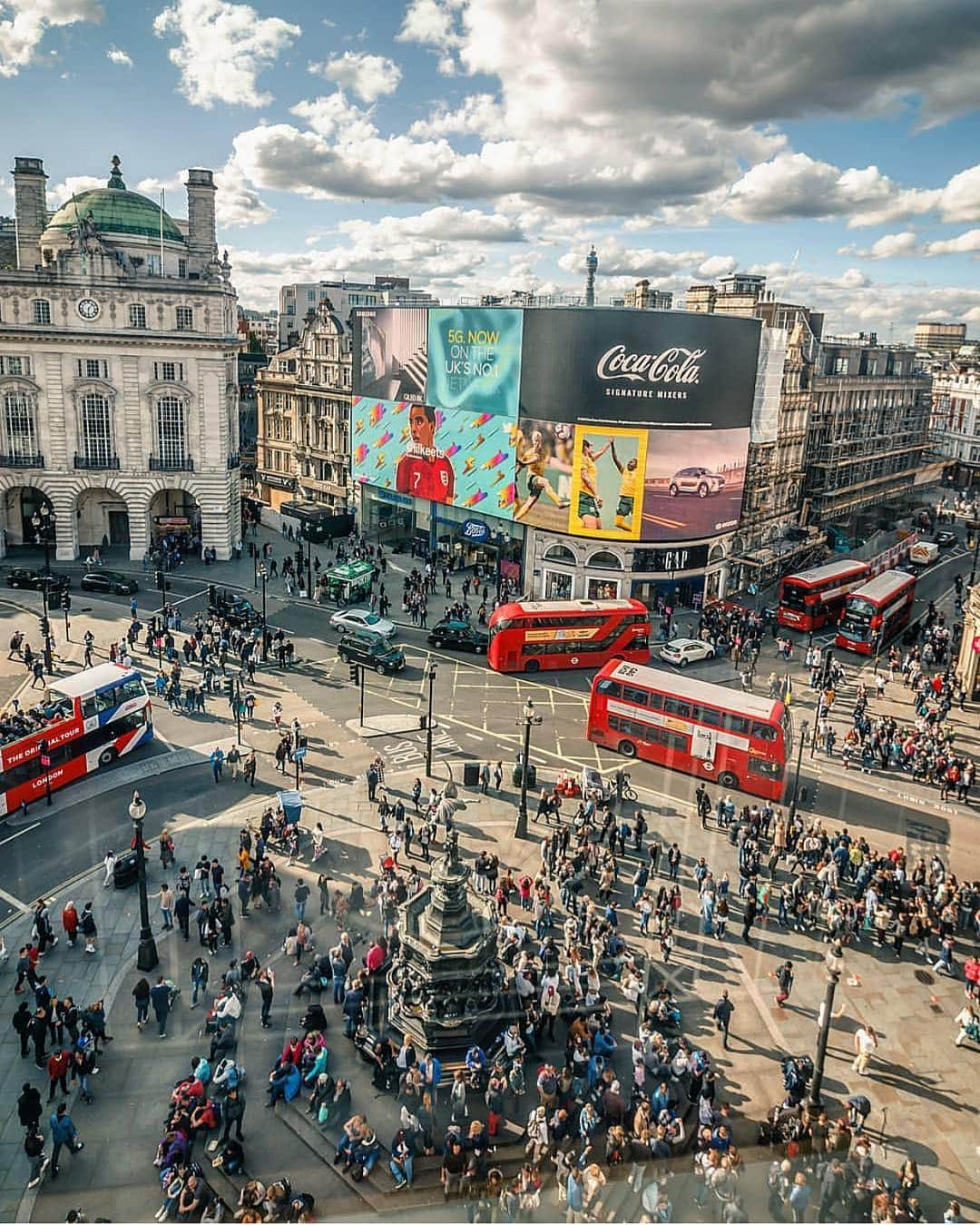 @LONDON | TAG #THISISLONDONさんのインスタグラム写真 - (@LONDON | TAG #THISISLONDONInstagram)「The weather is a little hard to predict! From 38C yesterday to 22C and ☔️ Go figure! 🤷🏻‍♂️ At least next week is forecast back to ☀️☀️🔥☀️☀️ and scenes like this one! 😱 // 📸 by @andresbalcazar_ in #PiccadillyCircus 🙏🏼 // #thisislondon #london #londonlife」7月26日 19時01分 - london