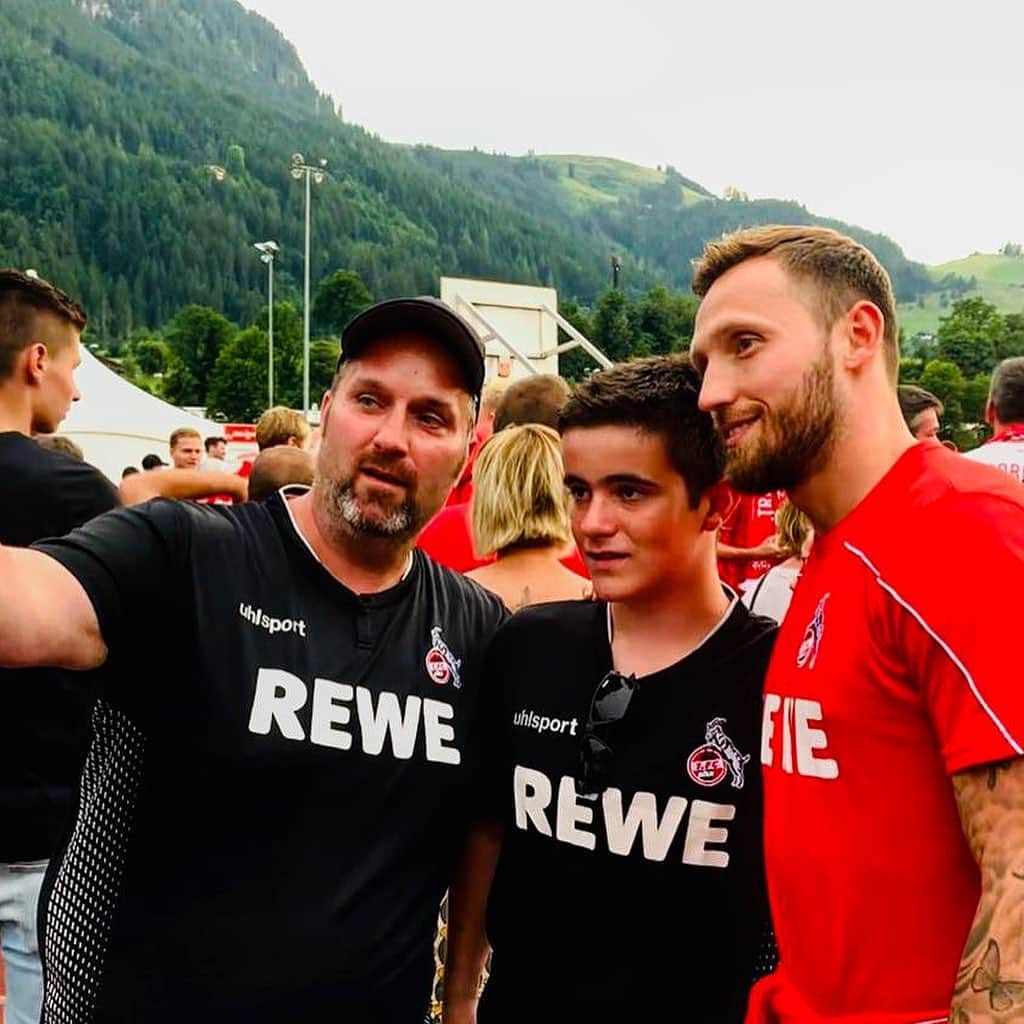マルコ・ヘーガーのインスタグラム：「Together @fckoeln 🔴⚪️ #fan #evening #all #together #team #blessed #positivevibes #proud #effzeh #köln #mh6 #liebedeinestadt」