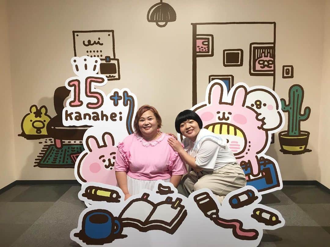 おかずクラブのインスタグラム：「Yesterday 👚👗👠 こんばんは🌛スタイリストです。 昨日は松屋銀座で始まった、イラストレーター、カナヘイさんの15周年記念展覧会 「カナヘイ展　小動物がみた１５年とこれから」 にお邪魔してきました！ お気付きになられました。。。？ 衣裳は人気キャラの「ピスケとうさぎ」をイメージしましたよ！ 全身は2枚目見てね！ カナヘイさんと言えば、ピスケとうさぎもLINEスタンプなどでも大人気ですが、私(スタイリスト)としては、やはり初期の頃の作品を見て、とても懐かしい気持ちになるのです！ 時代はまだガラケー！ みんなカナヘイさんの作品を待ち受けにしたりしてたよ！ みんなカナヘイさんの絵の感じを真似して描いてた。。。！ 今若い子が見ても楽しめるし、私くらい(オーバー30)が見ても楽しめる展覧会だった！ おかずクラブさんとも、展覧会見る前から、こういうの持ってた！とか、アレが流行ってたよね！！なんて楽屋でも大盛り上がりでやんした！ 8/6までやってるらしいので、是非見に行ってくださいなー！ グッズもめちゃくちゃ可愛かったよ！！ オカリナ⭕️ ブラウス👉Romantic Standard  パンツ👉amatunal @amatunal_laforetharajuku  その他👉スタイリスト私物  ゆいP⭕️ ピンクTシャツ👉amatunal @amatunal_laforetharajuku  イヤリング👉SPINNS @spinns_official  その他👉スタイリスト私物  #カナヘイ  #カナヘイ展小動物がみた１５年とこれから #松屋銀座 #ピスケとうさぎ #おかずクラブ #我等友情永久不滅 #okazugram」