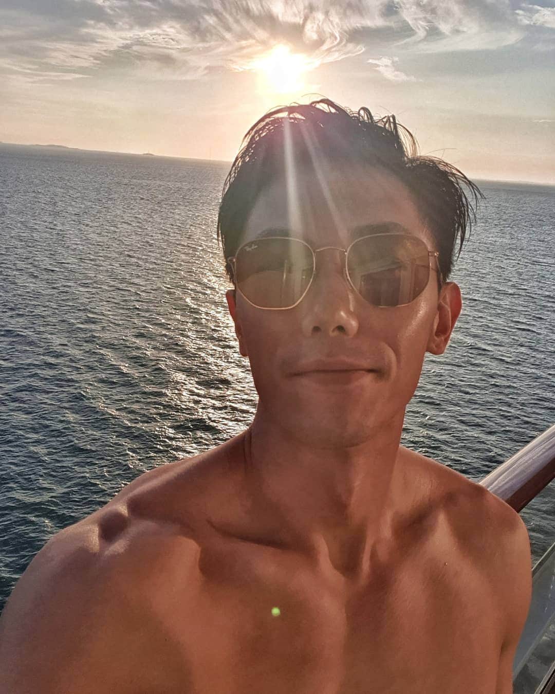 デスモンド・タンのインスタグラム：「Enjoying my Vitamin SEA! Beach boy forever! Love the magical hour on board! What a way to start the weekend!」