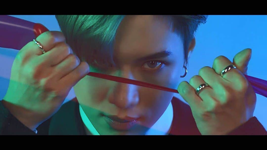 SHINeeのインスタグラム：「. テミンの新曲「Famous」MVフルがいよいよ今夜27日0時にYouTubeでプレミア公開されます！またデジタル先行配信、iTunes予約注文もスタート。3つのデジタルキャンペーンもスタートするので、プロフィール掲載、テミンオフィシャルHPをチェックしてください♪ TAEMIN ”Famous” Music Video will be out tomorrow at 0AM (JST) as YouTube Premieres!  #TAEMIN #テミン #Famous」