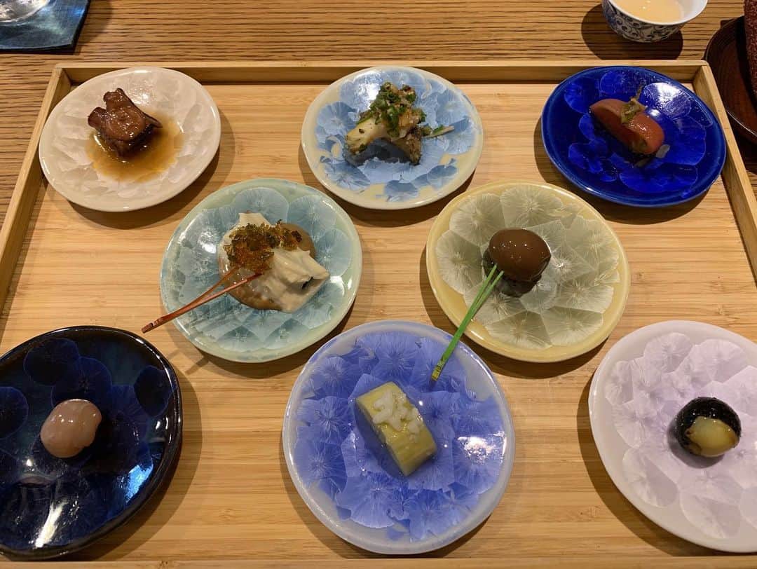 荒生暁子さんのインスタグラム写真 - (荒生暁子Instagram)「利恵ちゃんのお誘いで 予約困難の中華😆🎵 常連さんで3ヶ月待ち 普通客は毎月1日のみ、電話受付可‼️ フカヒレやアワビ、ウニ、松茸など オールスター揃いの豪華メニュー。 一品一品仰け反る美食を美女と❤️ #大阪グルメ#中華#大阪中華 #大阪ディナー#美食#女友達最高#女子会」7月26日 19時08分 - akikoarao0904