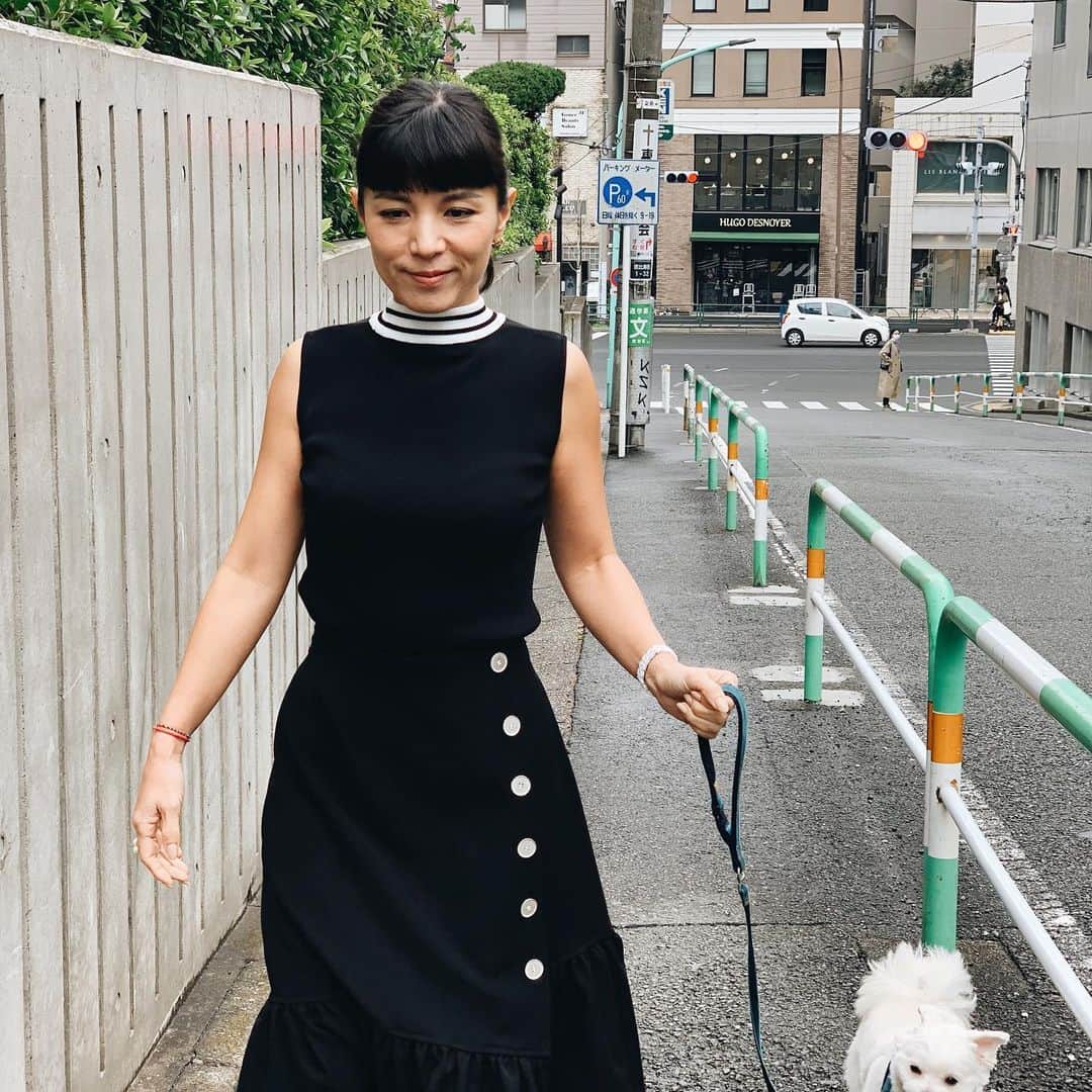 BORDERS at BALCONYのインスタグラム：「皆さま、良いお週末を🍹 「RAYON KNIT TUNK」 レーヨン糸を使用。ハイネックにボーダーを施した一枚。腕やわき周りが綺麗にみえるように、袖ぐりをタイトめにしています。一枚で様になるので、レディースカートやフレアードパンツに合わせるコーディネートがオススメです。」